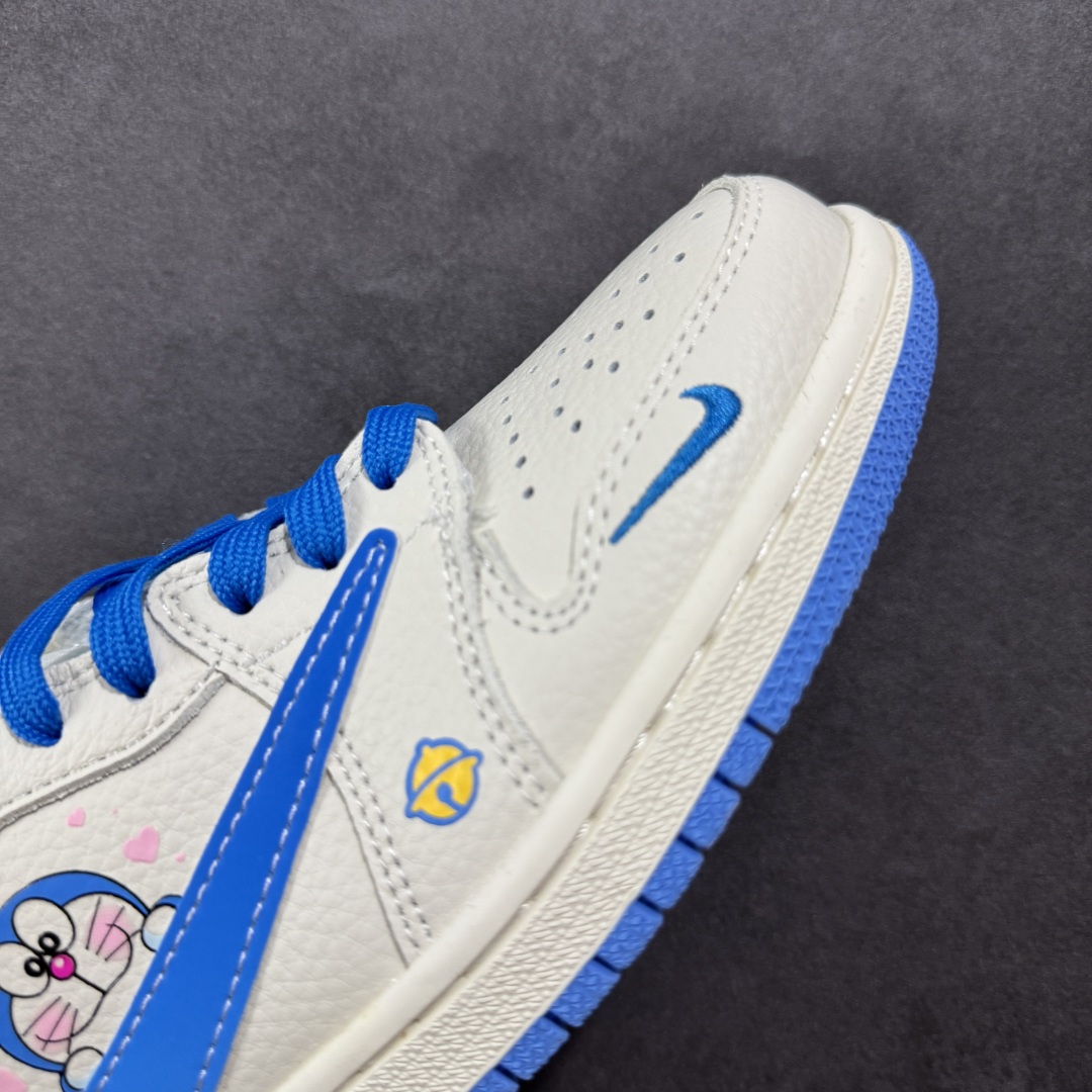 图片[5]-【定制版】Travis Scott x Fragment Design x Air Jordan 1 Low OG SP AJ1 乔1 叮当猫 低帮文化休闲板鞋 XS2024-068  #多方联名合作融合了Travis Scott 独特的音乐风格，藤原浩个性的设计风格以及Jordan品牌的经典元素 使其成为一双具有独特身份和价值的鞋子 清新而立体的外观加上联名标识更突出了其独特身份 这种配色方案显示出活力和时尚感 在视觉上引人注目 鞋身的质感和细腻的细节处理使其显得高端而格调十足 这款“倒钩”联名是设计与创意完美结合 融合多方的个性风格是一款备受瞩目的潮流鞋款  尺码：36 36.5 37.5 38 38.5 39 40 40.5 41 42 42.5 43 44 44.5 45-选品中心