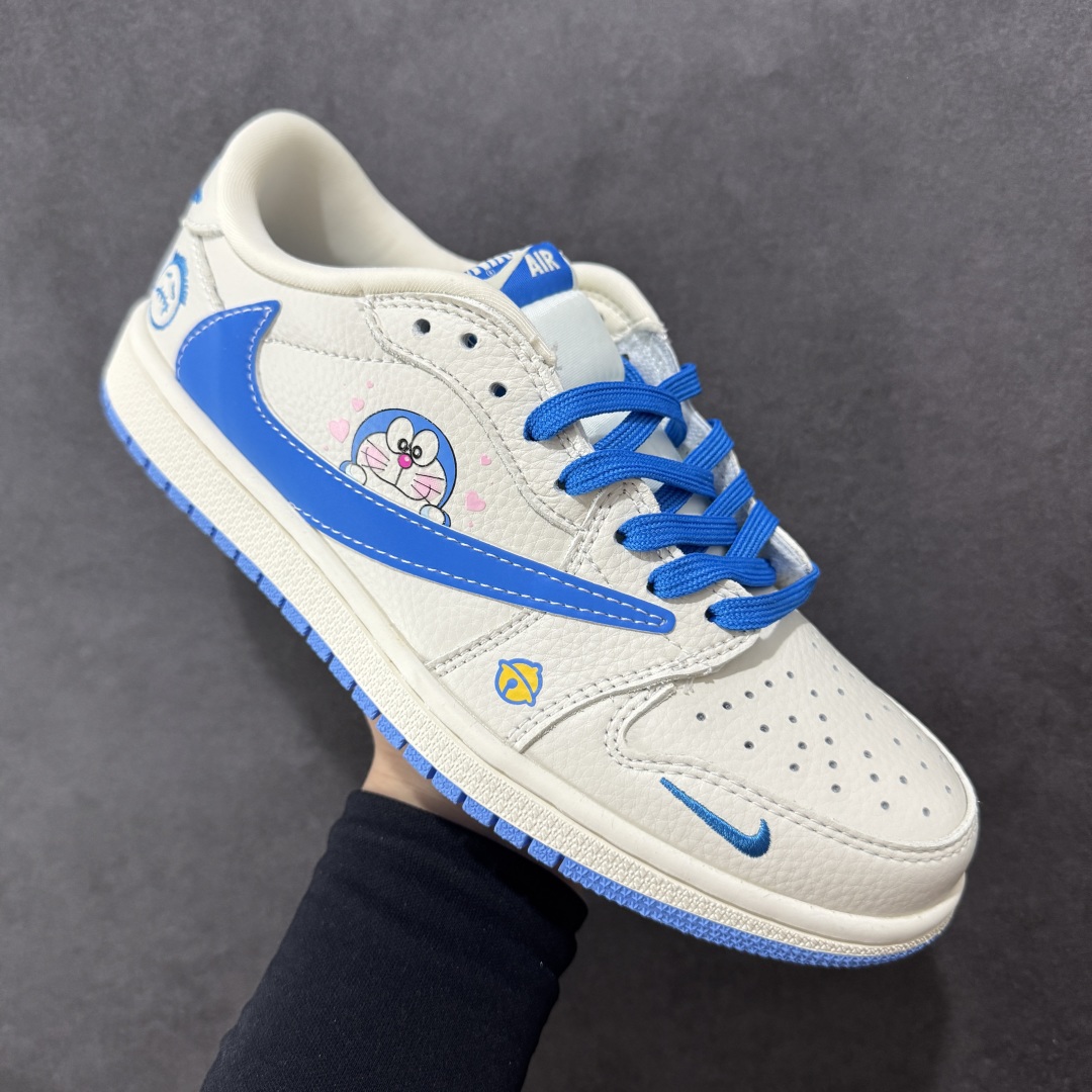 图片[3]-【定制版】Travis Scott x Fragment Design x Air Jordan 1 Low OG SP AJ1 乔1 叮当猫 低帮文化休闲板鞋 XS2024-068  #多方联名合作融合了Travis Scott 独特的音乐风格，藤原浩个性的设计风格以及Jordan品牌的经典元素 使其成为一双具有独特身份和价值的鞋子 清新而立体的外观加上联名标识更突出了其独特身份 这种配色方案显示出活力和时尚感 在视觉上引人注目 鞋身的质感和细腻的细节处理使其显得高端而格调十足 这款“倒钩”联名是设计与创意完美结合 融合多方的个性风格是一款备受瞩目的潮流鞋款  尺码：36 36.5 37.5 38 38.5 39 40 40.5 41 42 42.5 43 44 44.5 45-选品中心