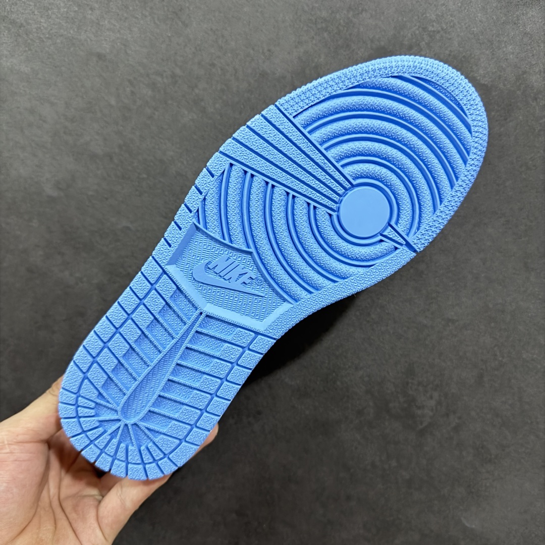 图片[9]-【定制版】Travis Scott x Fragment Design x Air Jordan 1 Low OG SP AJ1 乔1 叮当猫 低帮文化休闲板鞋 XS2024-068  #多方联名合作融合了Travis Scott 独特的音乐风格，藤原浩个性的设计风格以及Jordan品牌的经典元素 使其成为一双具有独特身份和价值的鞋子 清新而立体的外观加上联名标识更突出了其独特身份 这种配色方案显示出活力和时尚感 在视觉上引人注目 鞋身的质感和细腻的细节处理使其显得高端而格调十足 这款“倒钩”联名是设计与创意完美结合 融合多方的个性风格是一款备受瞩目的潮流鞋款  尺码：36 36.5 37.5 38 38.5 39 40 40.5 41 42 42.5 43 44 44.5 45-选品中心