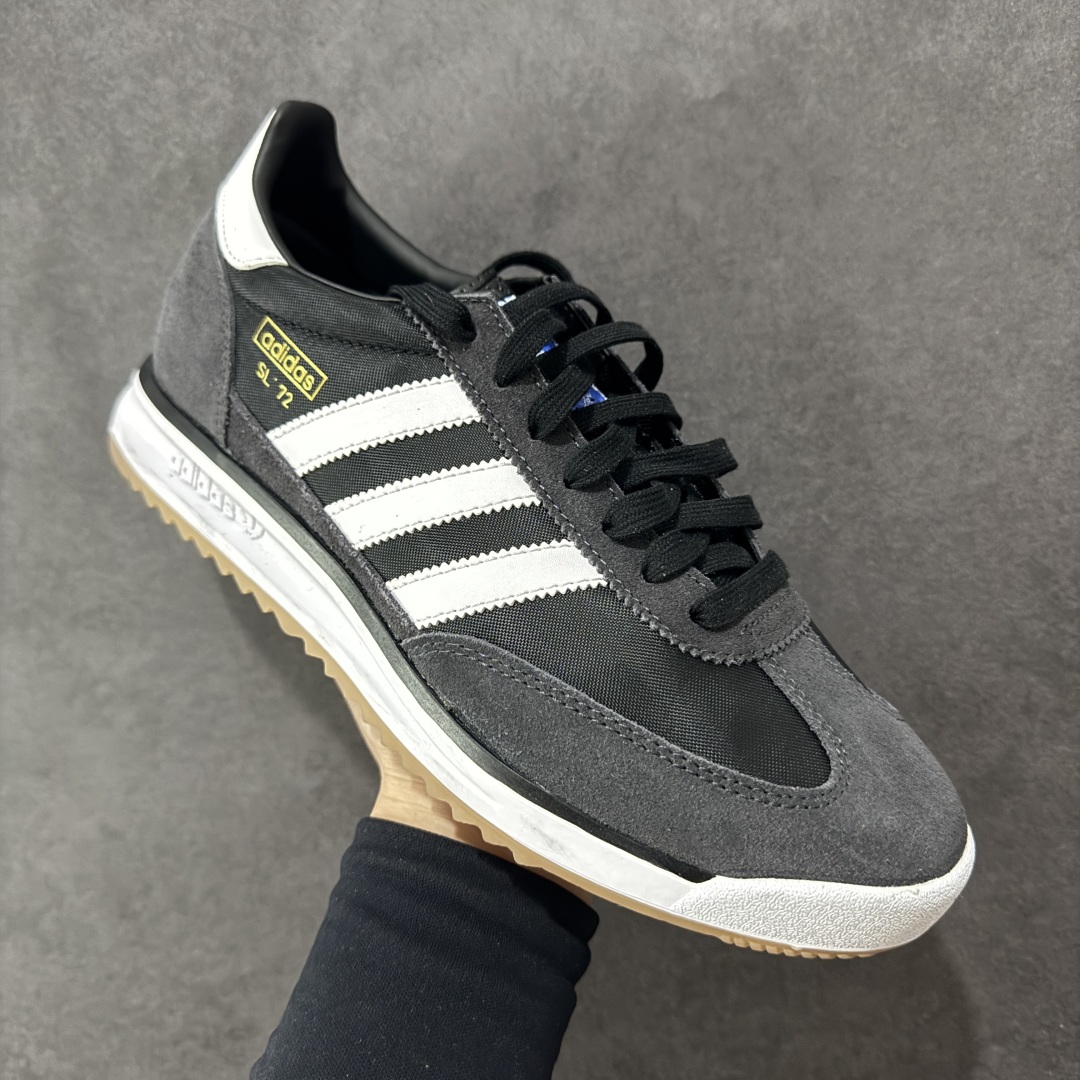 图片[3]-【公司级】adidas originals SL 72 防滑耐磨 低帮 运动休闲鞋 SL72 作为更加小众的鞋型，大面积网眼鞋面极为吸睛。 高饱和度的绿色装扮辅以橘黄色以及深棕色，拥有不错的异域风情。 鞋舌上同样带有双方品牌 LOGO，同时编织细节更为丰富，鞋舌、后跟位置均有大面积体现。 麂皮材质与网眼的组合本就具备十足的复古气质，鞋帮下方点缀的棕色压印 Wales Bonner 十分精美。 后跟收尾以皮革材质打造，搭配上编织细节，让整体具备浓厚的「手工打造」感觉，带有粗犷美学！ 货号 JI1281 尺码 36 36.5 37 38 38.5 39 40 40.5 41 42 42.5 43 44 44.5 45-选品中心