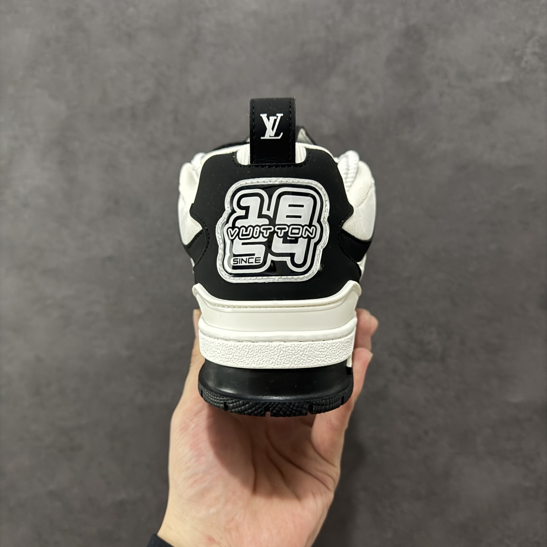 图片[4]-【原装礼盒版】Louis Vuitton SKATE lv路易威登系带时装走秀运动时尚板鞋 外贸零售特供批次 2023全新纸板数据 印花高频效果碾压市面 市售天花板产物 耗时半年巨作 全套原厂新版原纸板楦头开发 原厂特供皮料加持 市场所有版本中综合最强的货品 GD实力大厂出品 全网最全配色更新最快 最成熟的做工稳定的品控 完美鞋型超高的清洁度 零毛边线头瑕疵 全套原楦原纸版原鞋开模 全网最具灵魂的版型 正确原装黄色鞋盒 正确中底印花 鞋面印花3D高频深度立体 全鞋电脑针车 紧密相连 针距密度一致 环保乳胶注塑鞋垫 厚度脚感还原原版 皮面裁剪部位 统一油边封口工艺 原装橡胶大底含胶量大底组合零偏差 专柜全套包装 防尘袋 说明书 质保卡 男女鞋 尺码：35 36 37 38 39 40 41 42 43 44 45 46 47-选品中心