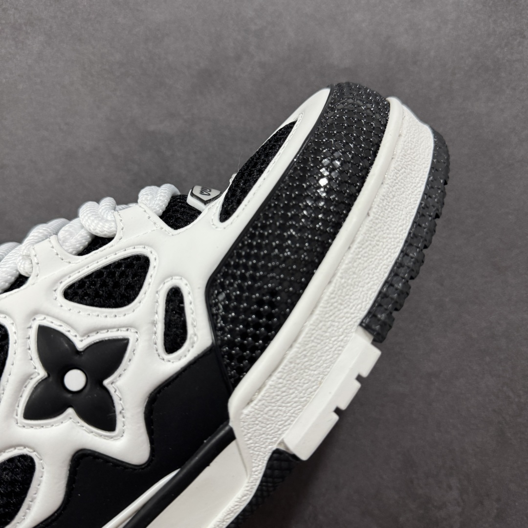 图片[5]-【原装礼盒版】Louis Vuitton SKATE lv路易威登系带时装走秀运动时尚板鞋 外贸零售特供批次 2023全新纸板数据 印花高频效果碾压市面 市售天花板产物 耗时半年巨作 全套原厂新版原纸板楦头开发 原厂特供皮料加持 市场所有版本中综合最强的货品 GD实力大厂出品 全网最全配色更新最快 最成熟的做工稳定的品控 完美鞋型超高的清洁度 零毛边线头瑕疵 全套原楦原纸版原鞋开模 全网最具灵魂的版型 正确原装黄色鞋盒 正确中底印花 鞋面印花3D高频深度立体 全鞋电脑针车 紧密相连 针距密度一致 环保乳胶注塑鞋垫 厚度脚感还原原版 皮面裁剪部位 统一油边封口工艺 原装橡胶大底含胶量大底组合零偏差 专柜全套包装 防尘袋 说明书 质保卡 男女鞋 尺码：35 36 37 38 39 40 41 42 43 44 45 46 47-选品中心