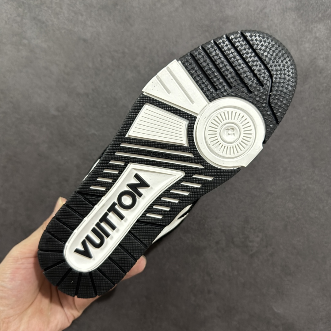 图片[9]-【原装礼盒版】Louis Vuitton SKATE lv路易威登系带时装走秀运动时尚板鞋 外贸零售特供批次 2023全新纸板数据 印花高频效果碾压市面 市售天花板产物 耗时半年巨作 全套原厂新版原纸板楦头开发 原厂特供皮料加持 市场所有版本中综合最强的货品 GD实力大厂出品 全网最全配色更新最快 最成熟的做工稳定的品控 完美鞋型超高的清洁度 零毛边线头瑕疵 全套原楦原纸版原鞋开模 全网最具灵魂的版型 正确原装黄色鞋盒 正确中底印花 鞋面印花3D高频深度立体 全鞋电脑针车 紧密相连 针距密度一致 环保乳胶注塑鞋垫 厚度脚感还原原版 皮面裁剪部位 统一油边封口工艺 原装橡胶大底含胶量大底组合零偏差 专柜全套包装 防尘袋 说明书 质保卡 男女鞋 尺码：35 36 37 38 39 40 41 42 43 44 45 46 47-选品中心