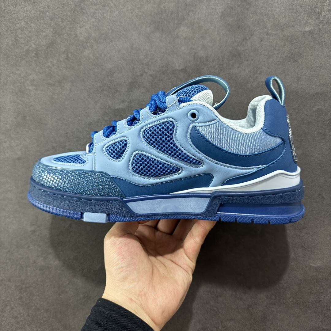 图片[2]-【原装礼盒版】Louis Vuitton SKATE lv路易威登系带时装走秀运动时尚板鞋 外贸零售特供批次 2023全新纸板数据 印花高频效果碾压市面 市售天花板产物 耗时半年巨作 全套原厂新版原纸板楦头开发 原厂特供皮料加持 市场所有版本中综合最强的货品 GD实力大厂出品 全网最全配色更新最快 最成熟的做工稳定的品控 完美鞋型超高的清洁度 零毛边线头瑕疵 全套原楦原纸版原鞋开模 全网最具灵魂的版型 正确原装黄色鞋盒 正确中底印花 鞋面印花3D高频深度立体 全鞋电脑针车 紧密相连 针距密度一致 环保乳胶注塑鞋垫 厚度脚感还原原版 皮面裁剪部位 统一油边封口工艺 原装橡胶大底含胶量大底组合零偏差 专柜全套包装 防尘袋 说明书 质保卡 男女鞋 尺码：35 36 37 38 39 40 41 42 43 44 45 46 47-选品中心