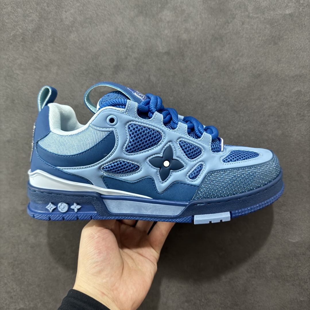 【原装礼盒版】Louis Vuitton SKATE lv路易威登系带时装走秀运动时尚板鞋 外贸零售特供批次 2023全新纸板数据 印花高频效果碾压市面 市售天花板产物 耗时半年巨作 全套原厂新版原纸板楦头开发 原厂特供皮料加持 市场所有版本中综合最强的货品 GD实力大厂出品 全网最全配色更新最快 最成熟的做工稳定的品控 完美鞋型超高的清洁度 零毛边线头瑕疵 全套原楦原纸版原鞋开模 全网最具灵魂的版型 正确原装黄色鞋盒 正确中底印花 鞋面印花3D高频深度立体 全鞋电脑针车 紧密相连 针距密度一致 环保乳胶注塑鞋垫 厚度脚感还原原版 皮面裁剪部位 统一油边封口工艺 原装橡胶大底含胶量大底组合零偏差 专柜全套包装 防尘袋 说明书 质保卡 男女鞋 尺码：35 36 37 38 39 40 41 42 43 44 45 46 47-选品中心