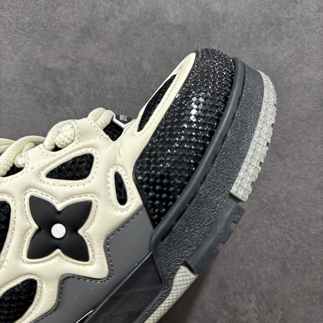 图片[5]-【原装礼盒版】Louis Vuitton SKATE lv路易威登系带时装走秀运动时尚板鞋 外贸零售特供批次 2023全新纸板数据 印花高频效果碾压市面 市售天花板产物 耗时半年巨作 全套原厂新版原纸板楦头开发 原厂特供皮料加持 市场所有版本中综合最强的货品 GD实力大厂出品 全网最全配色更新最快 最成熟的做工稳定的品控 完美鞋型超高的清洁度 零毛边线头瑕疵 全套原楦原纸版原鞋开模 全网最具灵魂的版型 正确原装黄色鞋盒 正确中底印花 鞋面印花3D高频深度立体 全鞋电脑针车 紧密相连 针距密度一致 环保乳胶注塑鞋垫 厚度脚感还原原版 皮面裁剪部位 统一油边封口工艺 原装橡胶大底含胶量大底组合零偏差 专柜全套包装 防尘袋 说明书 质保卡 男女鞋 尺码：35 36 37 38 39 40 41 42 43 44 45 46 47-选品中心