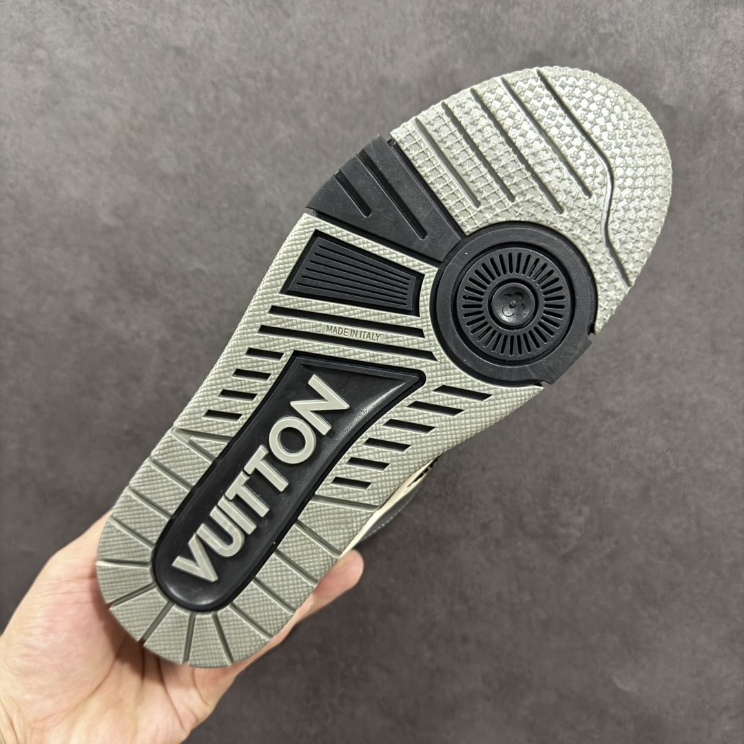 图片[9]-【原装礼盒版】Louis Vuitton SKATE lv路易威登系带时装走秀运动时尚板鞋 外贸零售特供批次 2023全新纸板数据 印花高频效果碾压市面 市售天花板产物 耗时半年巨作 全套原厂新版原纸板楦头开发 原厂特供皮料加持 市场所有版本中综合最强的货品 GD实力大厂出品 全网最全配色更新最快 最成熟的做工稳定的品控 完美鞋型超高的清洁度 零毛边线头瑕疵 全套原楦原纸版原鞋开模 全网最具灵魂的版型 正确原装黄色鞋盒 正确中底印花 鞋面印花3D高频深度立体 全鞋电脑针车 紧密相连 针距密度一致 环保乳胶注塑鞋垫 厚度脚感还原原版 皮面裁剪部位 统一油边封口工艺 原装橡胶大底含胶量大底组合零偏差 专柜全套包装 防尘袋 说明书 质保卡 男女鞋 尺码：35 36 37 38 39 40 41 42 43 44 45 46 47-选品中心