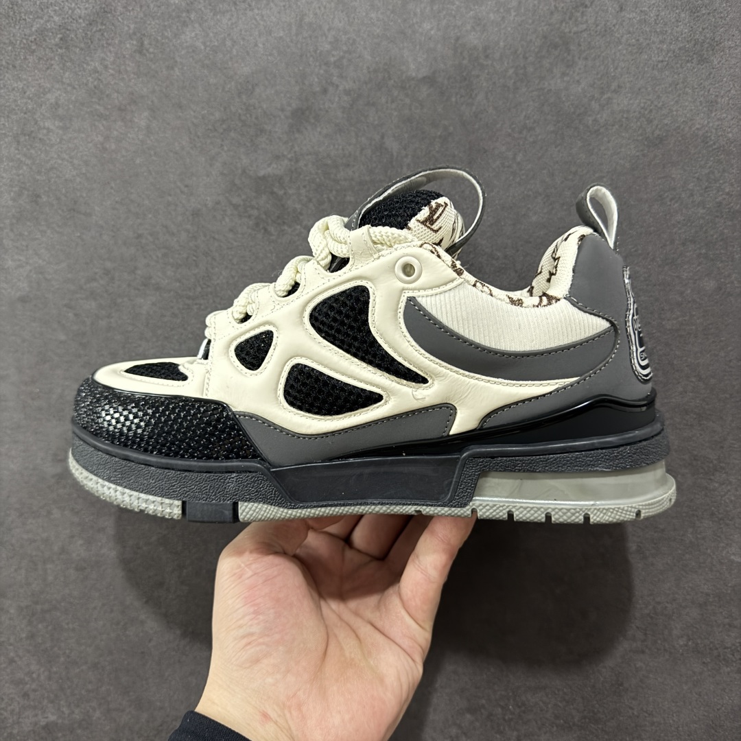 图片[2]-【原装礼盒版】Louis Vuitton SKATE lv路易威登系带时装走秀运动时尚板鞋 外贸零售特供批次 2023全新纸板数据 印花高频效果碾压市面 市售天花板产物 耗时半年巨作 全套原厂新版原纸板楦头开发 原厂特供皮料加持 市场所有版本中综合最强的货品 GD实力大厂出品 全网最全配色更新最快 最成熟的做工稳定的品控 完美鞋型超高的清洁度 零毛边线头瑕疵 全套原楦原纸版原鞋开模 全网最具灵魂的版型 正确原装黄色鞋盒 正确中底印花 鞋面印花3D高频深度立体 全鞋电脑针车 紧密相连 针距密度一致 环保乳胶注塑鞋垫 厚度脚感还原原版 皮面裁剪部位 统一油边封口工艺 原装橡胶大底含胶量大底组合零偏差 专柜全套包装 防尘袋 说明书 质保卡 男女鞋 尺码：35 36 37 38 39 40 41 42 43 44 45 46 47-选品中心