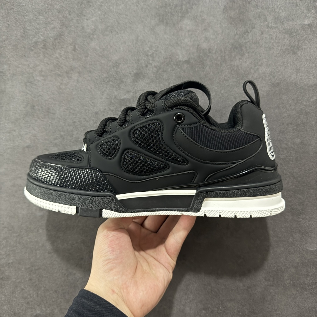 图片[2]-【原装礼盒版】Louis Vuitton SKATE lv路易威登系带时装走秀运动时尚板鞋 外贸零售特供批次 2023全新纸板数据 印花高频效果碾压市面 市售天花板产物 耗时半年巨作 全套原厂新版原纸板楦头开发 原厂特供皮料加持 市场所有版本中综合最强的货品 GD实力大厂出品 全网最全配色更新最快 最成熟的做工稳定的品控 完美鞋型超高的清洁度 零毛边线头瑕疵 全套原楦原纸版原鞋开模 全网最具灵魂的版型 正确原装黄色鞋盒 正确中底印花 鞋面印花3D高频深度立体 全鞋电脑针车 紧密相连 针距密度一致 环保乳胶注塑鞋垫 厚度脚感还原原版 皮面裁剪部位 统一油边封口工艺 原装橡胶大底含胶量大底组合零偏差 专柜全套包装 防尘袋 说明书 质保卡 男女鞋 尺码：35 36 37 38 39 40 41 42 43 44 45 46 47-选品中心