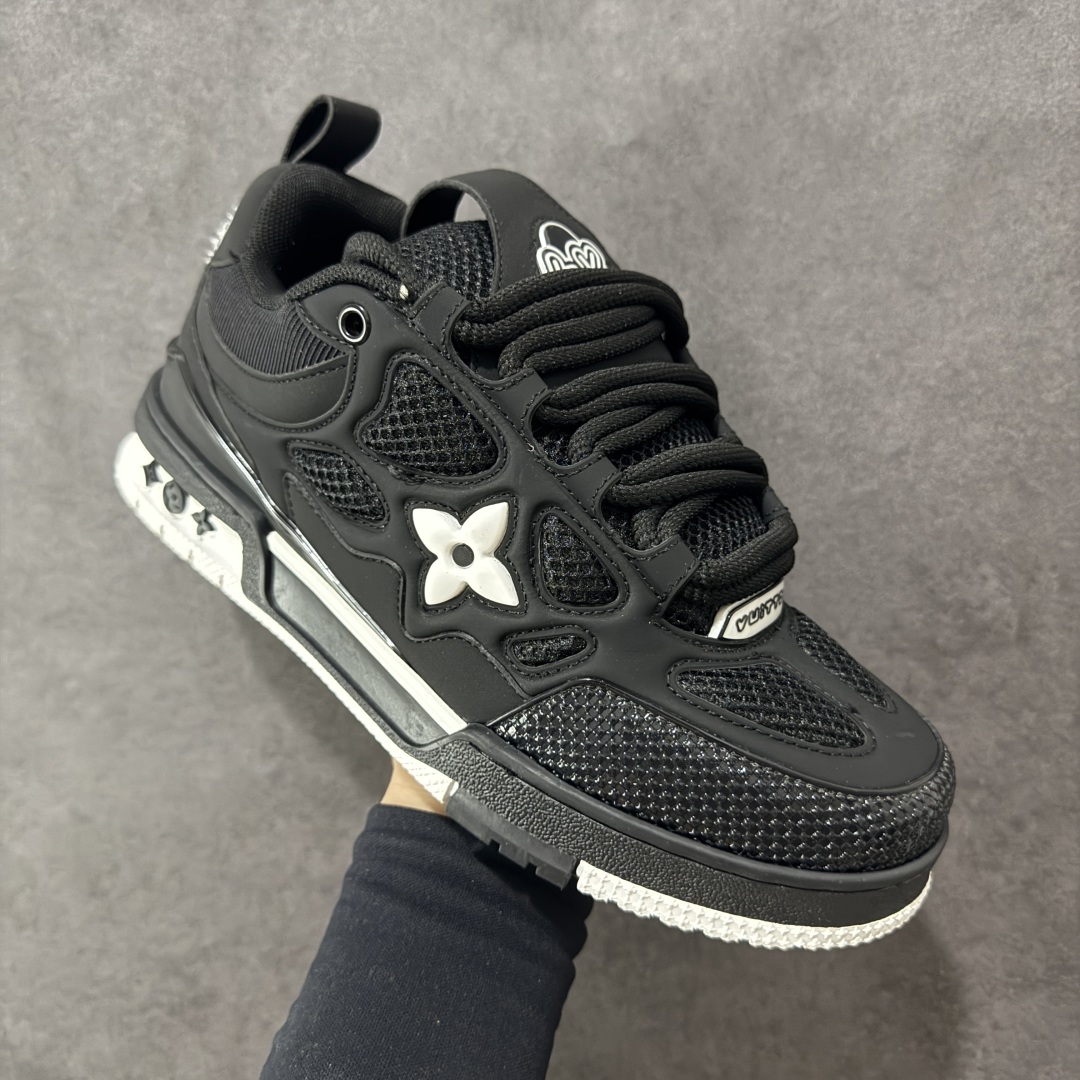 图片[3]-【原装礼盒版】Louis Vuitton SKATE lv路易威登系带时装走秀运动时尚板鞋 外贸零售特供批次 2023全新纸板数据 印花高频效果碾压市面 市售天花板产物 耗时半年巨作 全套原厂新版原纸板楦头开发 原厂特供皮料加持 市场所有版本中综合最强的货品 GD实力大厂出品 全网最全配色更新最快 最成熟的做工稳定的品控 完美鞋型超高的清洁度 零毛边线头瑕疵 全套原楦原纸版原鞋开模 全网最具灵魂的版型 正确原装黄色鞋盒 正确中底印花 鞋面印花3D高频深度立体 全鞋电脑针车 紧密相连 针距密度一致 环保乳胶注塑鞋垫 厚度脚感还原原版 皮面裁剪部位 统一油边封口工艺 原装橡胶大底含胶量大底组合零偏差 专柜全套包装 防尘袋 说明书 质保卡 男女鞋 尺码：35 36 37 38 39 40 41 42 43 44 45 46 47-选品中心