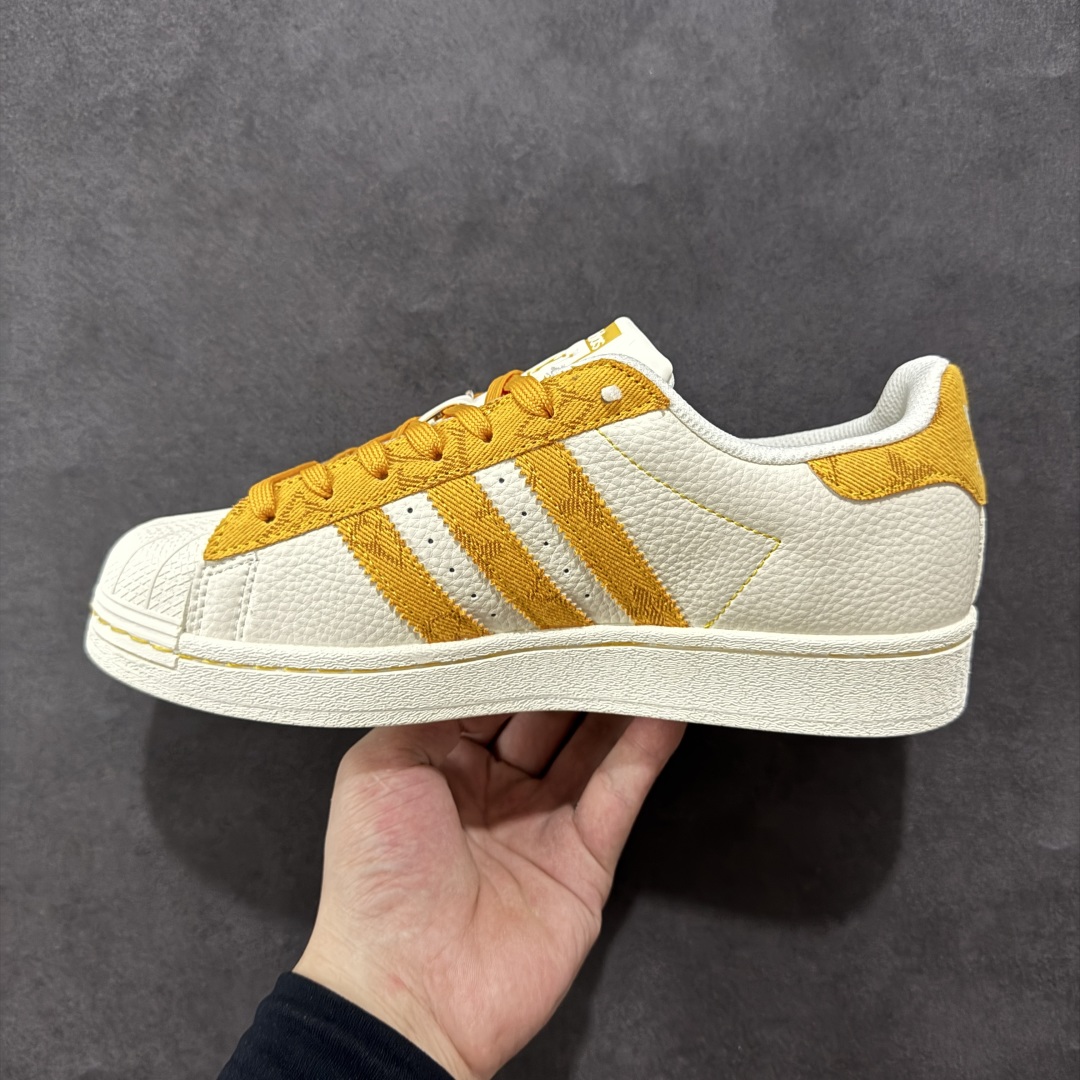 图片[2]-【定制版】Louis Vuitton x Adidas Original Superstar 路易威登LV x 阿迪达斯 低帮 联名米白黄 贝壳头防滑耐磨轻便板鞋 鞋身整体采用米白色皮革打造，搭配经典米白贝壳头，鞋身两侧经典锯齿三条杠Logo采用黄色牛仔点缀，侧身Louis Vuitton字样以黄色妆点，鞋舌上以黄色LV及Adidas字样呈现，鞋头处印有黄色三叶草Logo，瞬间提升鞋子的时尚程度，后跟装饰片辅以黄色牛仔制作并带有白色Adidas字样及三叶草LLogo，后跟印有LV字样，彰显联名身份，最后以米白色中底搭配同色橡胶外底完善整体设计收尾。 货号：AD8007 尺码：36-45半-选品中心