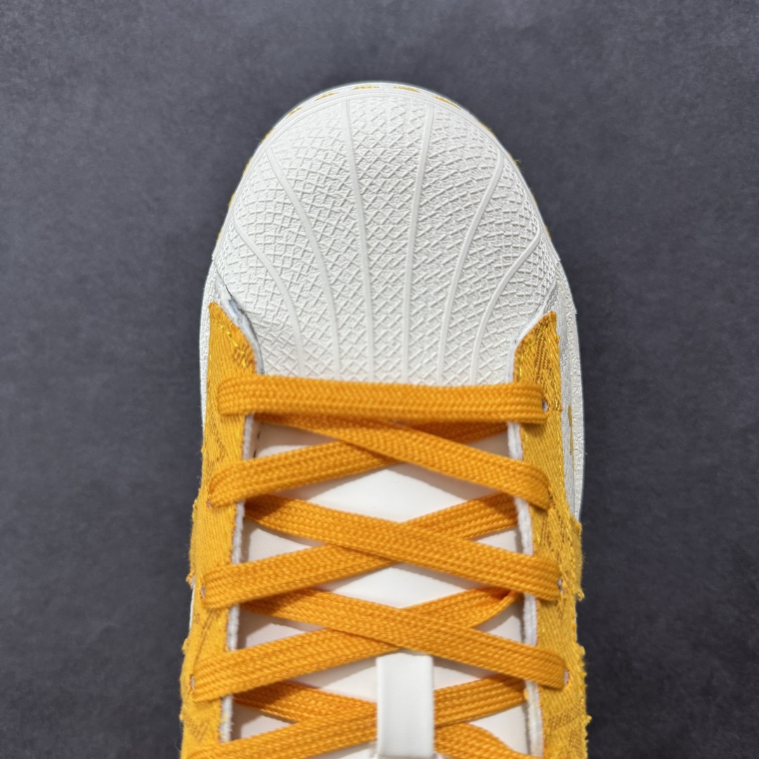 图片[8]-【定制版】Louis Vuitton x Adidas Original Superstar 路易威登LV x 阿迪达斯 低帮 联名米白黄 贝壳头防滑耐磨轻便板鞋 鞋身整体采用米白色皮革打造，搭配经典米白贝壳头，鞋身两侧经典锯齿三条杠Logo采用黄色牛仔点缀，侧身Louis Vuitton字样以黄色妆点，鞋舌上以黄色LV及Adidas字样呈现，鞋头处印有黄色三叶草Logo，瞬间提升鞋子的时尚程度，后跟装饰片辅以黄色牛仔制作并带有白色Adidas字样及三叶草LLogo，后跟印有LV字样，彰显联名身份，最后以米白色中底搭配同色橡胶外底完善整体设计收尾。 货号：AD8007 尺码：36-45半-选品中心