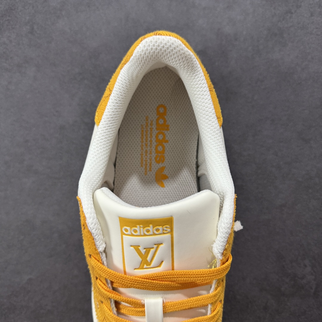 图片[7]-【定制版】Louis Vuitton x Adidas Original Superstar 路易威登LV x 阿迪达斯 低帮 联名米白黄 贝壳头防滑耐磨轻便板鞋 鞋身整体采用米白色皮革打造，搭配经典米白贝壳头，鞋身两侧经典锯齿三条杠Logo采用黄色牛仔点缀，侧身Louis Vuitton字样以黄色妆点，鞋舌上以黄色LV及Adidas字样呈现，鞋头处印有黄色三叶草Logo，瞬间提升鞋子的时尚程度，后跟装饰片辅以黄色牛仔制作并带有白色Adidas字样及三叶草LLogo，后跟印有LV字样，彰显联名身份，最后以米白色中底搭配同色橡胶外底完善整体设计收尾。 货号：AD8007 尺码：36-45半-选品中心