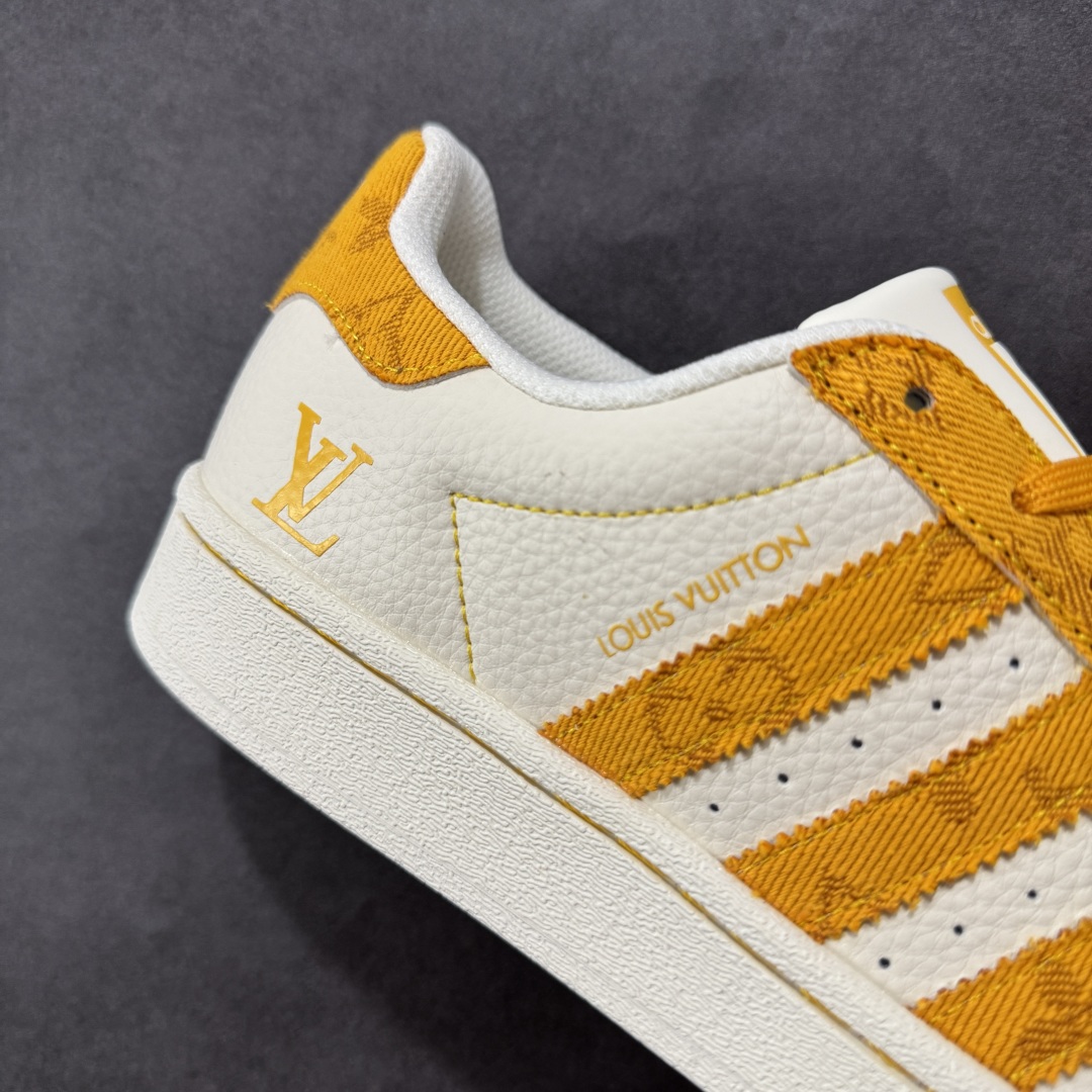 图片[6]-【定制版】Louis Vuitton x Adidas Original Superstar 路易威登LV x 阿迪达斯 低帮 联名米白黄 贝壳头防滑耐磨轻便板鞋 鞋身整体采用米白色皮革打造，搭配经典米白贝壳头，鞋身两侧经典锯齿三条杠Logo采用黄色牛仔点缀，侧身Louis Vuitton字样以黄色妆点，鞋舌上以黄色LV及Adidas字样呈现，鞋头处印有黄色三叶草Logo，瞬间提升鞋子的时尚程度，后跟装饰片辅以黄色牛仔制作并带有白色Adidas字样及三叶草LLogo，后跟印有LV字样，彰显联名身份，最后以米白色中底搭配同色橡胶外底完善整体设计收尾。 货号：AD8007 尺码：36-45半-选品中心