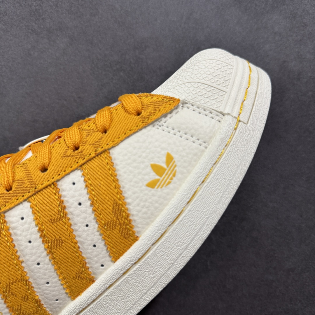 图片[5]-【定制版】Louis Vuitton x Adidas Original Superstar 路易威登LV x 阿迪达斯 低帮 联名米白黄 贝壳头防滑耐磨轻便板鞋 鞋身整体采用米白色皮革打造，搭配经典米白贝壳头，鞋身两侧经典锯齿三条杠Logo采用黄色牛仔点缀，侧身Louis Vuitton字样以黄色妆点，鞋舌上以黄色LV及Adidas字样呈现，鞋头处印有黄色三叶草Logo，瞬间提升鞋子的时尚程度，后跟装饰片辅以黄色牛仔制作并带有白色Adidas字样及三叶草LLogo，后跟印有LV字样，彰显联名身份，最后以米白色中底搭配同色橡胶外底完善整体设计收尾。 货号：AD8007 尺码：36-45半-选品中心