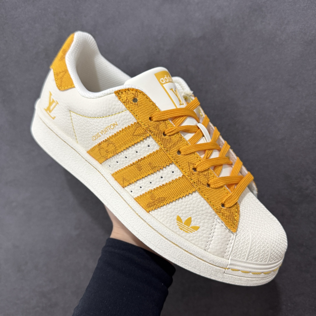 图片[4]-【定制版】Louis Vuitton x Adidas Original Superstar 路易威登LV x 阿迪达斯 低帮 联名米白黄 贝壳头防滑耐磨轻便板鞋 鞋身整体采用米白色皮革打造，搭配经典米白贝壳头，鞋身两侧经典锯齿三条杠Logo采用黄色牛仔点缀，侧身Louis Vuitton字样以黄色妆点，鞋舌上以黄色LV及Adidas字样呈现，鞋头处印有黄色三叶草Logo，瞬间提升鞋子的时尚程度，后跟装饰片辅以黄色牛仔制作并带有白色Adidas字样及三叶草LLogo，后跟印有LV字样，彰显联名身份，最后以米白色中底搭配同色橡胶外底完善整体设计收尾。 货号：AD8007 尺码：36-45半-选品中心