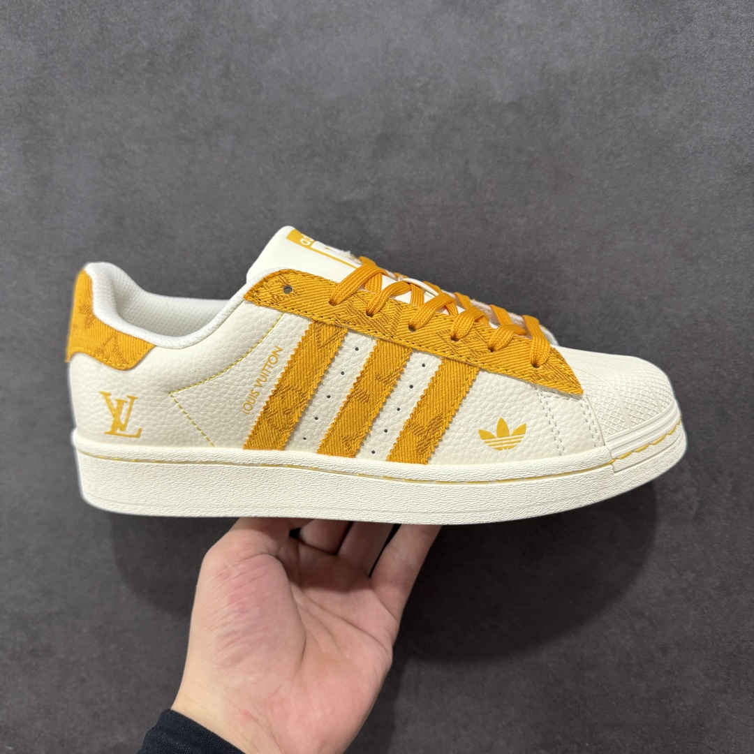 【定制版】Louis Vuitton x Adidas Original Superstar 路易威登LV x 阿迪达斯 低帮 联名米白黄 贝壳头防滑耐磨轻便板鞋 鞋身整体采用米白色皮革打造，搭配经典米白贝壳头，鞋身两侧经典锯齿三条杠Logo采用黄色牛仔点缀，侧身Louis Vuitton字样以黄色妆点，鞋舌上以黄色LV及Adidas字样呈现，鞋头处印有黄色三叶草Logo，瞬间提升鞋子的时尚程度，后跟装饰片辅以黄色牛仔制作并带有白色Adidas字样及三叶草LLogo，后跟印有LV字样，彰显联名身份，最后以米白色中底搭配同色橡胶外底完善整体设计收尾。 货号：AD8007 尺码：36-45半-选品中心