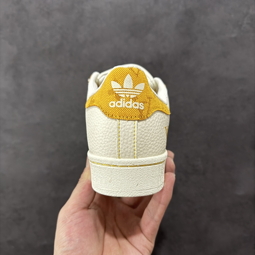 图片[3]-【定制版】Louis Vuitton x Adidas Original Superstar 路易威登LV x 阿迪达斯 低帮 联名米白黄 贝壳头防滑耐磨轻便板鞋 鞋身整体采用米白色皮革打造，搭配经典米白贝壳头，鞋身两侧经典锯齿三条杠Logo采用黄色牛仔点缀，侧身Louis Vuitton字样以黄色妆点，鞋舌上以黄色LV及Adidas字样呈现，鞋头处印有黄色三叶草Logo，瞬间提升鞋子的时尚程度，后跟装饰片辅以黄色牛仔制作并带有白色Adidas字样及三叶草LLogo，后跟印有LV字样，彰显联名身份，最后以米白色中底搭配同色橡胶外底完善整体设计收尾。 货号：AD8007 尺码：36-45半-选品中心