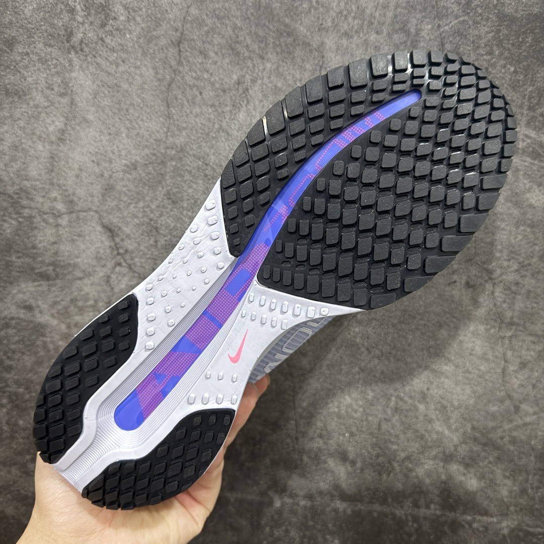 图片[9]-【H11纯原】Nike Pegasus Premium Airscape 舒适百搭减震防滑耐磨透气 低帮跑步鞋     低帮跑步鞋，浅紫配色，简约又不失活力，上脚超吸睛。  它不仅颜值高，性能更是一绝！  全掌气垫科技，减震防滑超耐磨，每一步都能感受到强劲回弹，给双脚舒适支撑。  透气鞋面，跑步时双脚也能自由呼吸。    #独家原包 原底原料 开模打造  #原厂鞋标 高精密准度  #原楦原纸板开发 匹配原版98%以上  #后跟弧度 正确呈现  #原厂皮料 质感无敌  #皮料切割干净 无任何毛边 清洁度细节完美    货号：HQ2592-004    尺码：36 36.5 37.5 38 38.5 39 40 40.5 41 42 42.5 43 44 45 46-选品中心