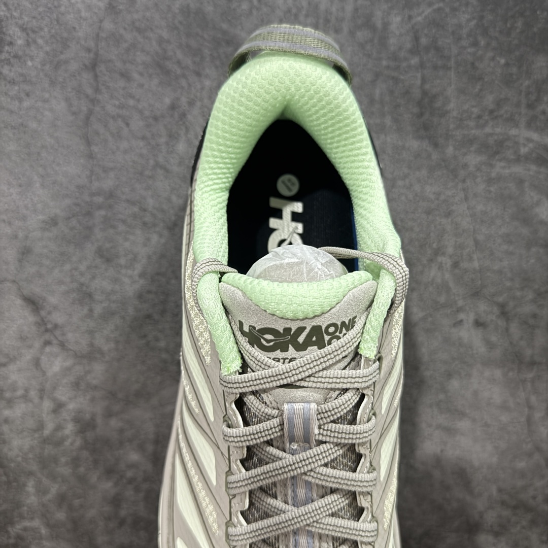 图片[8]-【GX越南版】HOKA ONE ONE Mafate Speed 2 Low 玛法特2代系列低帮轻量户外越野休闲运动慢跑鞋 上脚赞到报爆 轻盈舒适 鞋面采用超轻的无缝架构 轻薄的TPU贴在透气的鞋面材料上 减轻重量同时也保证了支撑性 鞋底采用滚动平衡技术 引导跑者回归自然步态 祖传的神奇EVA材质中底依旧是一如既往地表现优秀 能提供充足的缓震 作为HOKA家的越野跑鞋 VIBRAM 橡胶大底也是必不可少的 即便在复杂湿滑的地形 依旧能有良好的抓地力及稳定性 鞋带采用了弹性不易松脱的扁宽弹性鞋带 前掌与中掌部分也进行了加宽 也更加适合亚洲人的脚型 是一款十分全面且足够强悍的户外硬核越野鞋 日常搭配的话短裤是基本不挑 阔腿裤 工装裤以及各种长筒牛仔裤都可以 尺码：36 36.5 37.5 38 38.5 39 40 40.5 41 42 42.5 43 44 44.5 45-选品中心