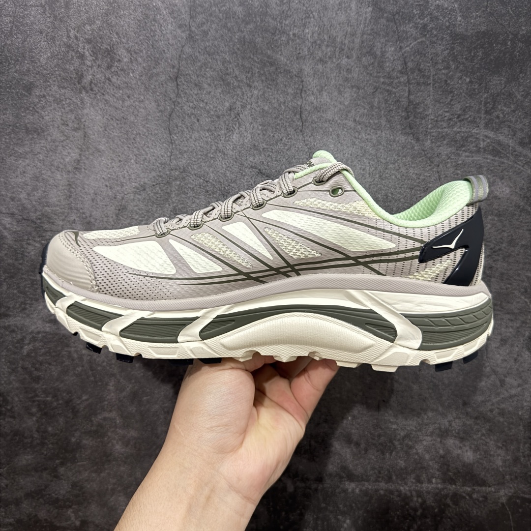 图片[2]-【GX越南版】HOKA ONE ONE Mafate Speed 2 Low 玛法特2代系列低帮轻量户外越野休闲运动慢跑鞋 上脚赞到报爆 轻盈舒适 鞋面采用超轻的无缝架构 轻薄的TPU贴在透气的鞋面材料上 减轻重量同时也保证了支撑性 鞋底采用滚动平衡技术 引导跑者回归自然步态 祖传的神奇EVA材质中底依旧是一如既往地表现优秀 能提供充足的缓震 作为HOKA家的越野跑鞋 VIBRAM 橡胶大底也是必不可少的 即便在复杂湿滑的地形 依旧能有良好的抓地力及稳定性 鞋带采用了弹性不易松脱的扁宽弹性鞋带 前掌与中掌部分也进行了加宽 也更加适合亚洲人的脚型 是一款十分全面且足够强悍的户外硬核越野鞋 日常搭配的话短裤是基本不挑 阔腿裤 工装裤以及各种长筒牛仔裤都可以 尺码：36 36.5 37.5 38 38.5 39 40 40.5 41 42 42.5 43 44 44.5 45-选品中心