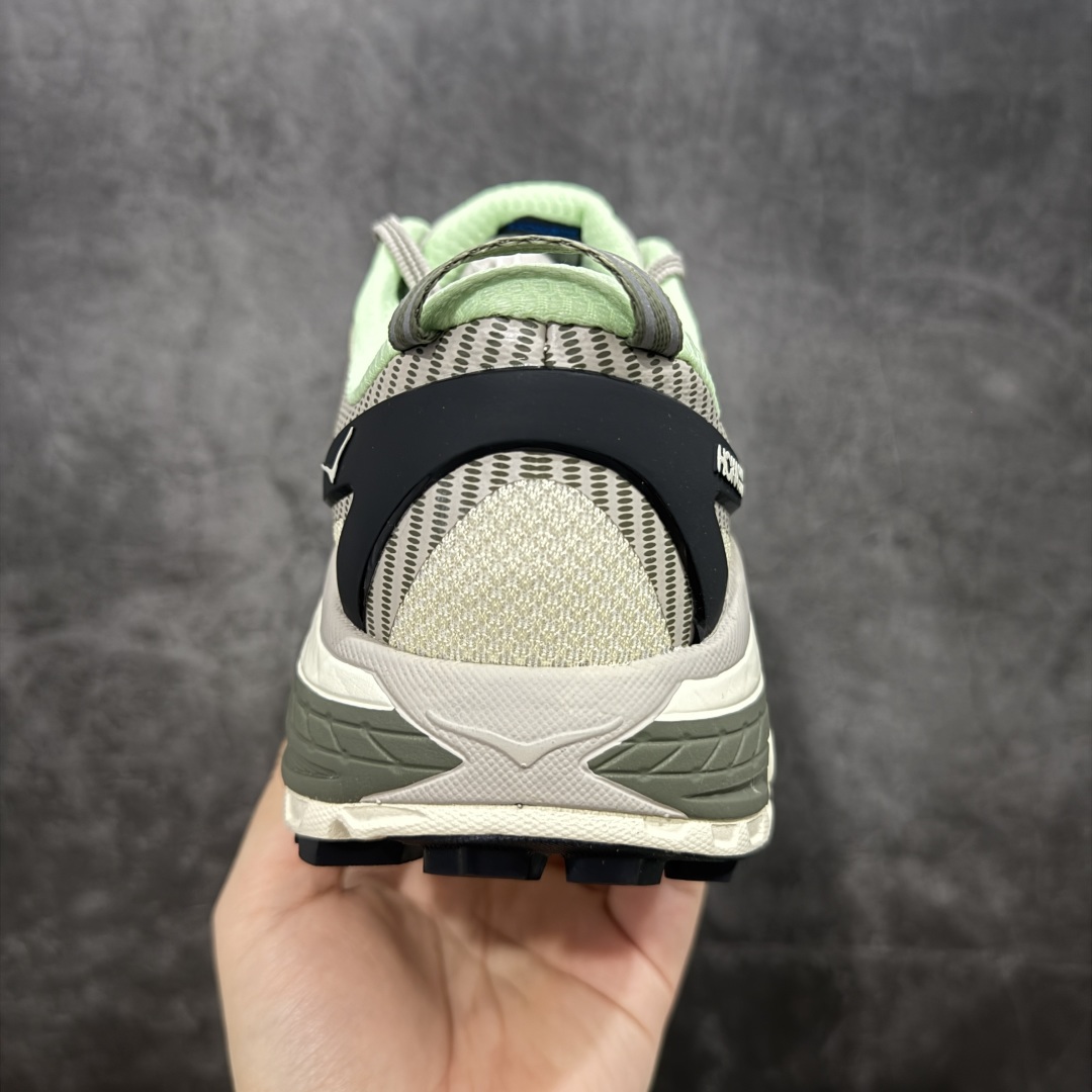 图片[4]-【GX越南版】HOKA ONE ONE Mafate Speed 2 Low 玛法特2代系列低帮轻量户外越野休闲运动慢跑鞋 上脚赞到报爆 轻盈舒适 鞋面采用超轻的无缝架构 轻薄的TPU贴在透气的鞋面材料上 减轻重量同时也保证了支撑性 鞋底采用滚动平衡技术 引导跑者回归自然步态 祖传的神奇EVA材质中底依旧是一如既往地表现优秀 能提供充足的缓震 作为HOKA家的越野跑鞋 VIBRAM 橡胶大底也是必不可少的 即便在复杂湿滑的地形 依旧能有良好的抓地力及稳定性 鞋带采用了弹性不易松脱的扁宽弹性鞋带 前掌与中掌部分也进行了加宽 也更加适合亚洲人的脚型 是一款十分全面且足够强悍的户外硬核越野鞋 日常搭配的话短裤是基本不挑 阔腿裤 工装裤以及各种长筒牛仔裤都可以 尺码：36 36.5 37.5 38 38.5 39 40 40.5 41 42 42.5 43 44 44.5 45-选品中心