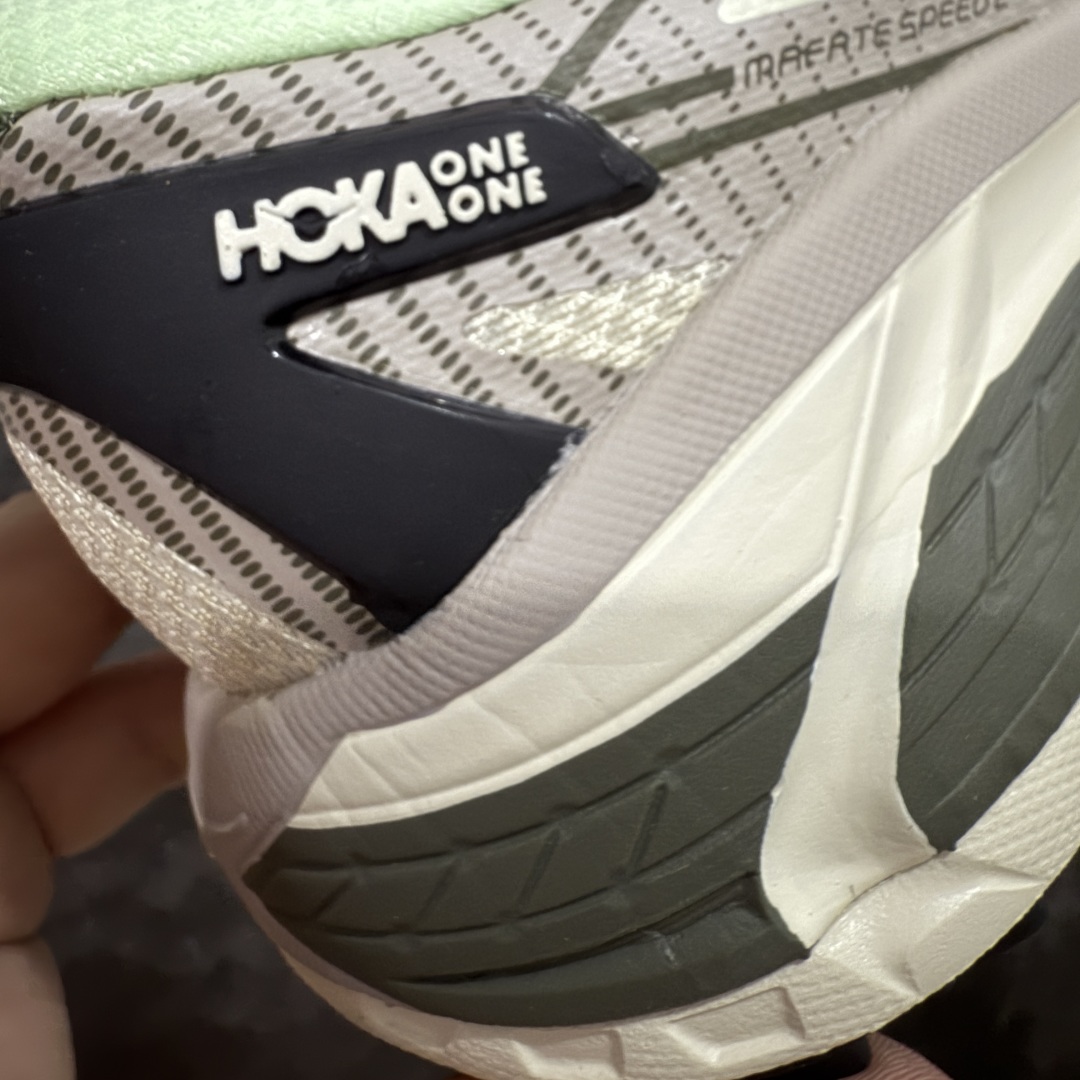 图片[2]-【GX越南版】HOKA ONE ONE Mafate Speed 2 Low 玛法特2代系列低帮轻量户外越野休闲运动慢跑鞋 上脚赞到报爆 轻盈舒适 鞋面采用超轻的无缝架构 轻薄的TPU贴在透气的鞋面材料上 减轻重量同时也保证了支撑性 鞋底采用滚动平衡技术 引导跑者回归自然步态 祖传的神奇EVA材质中底依旧是一如既往地表现优秀 能提供充足的缓震 作为HOKA家的越野跑鞋 VIBRAM 橡胶大底也是必不可少的 即便在复杂湿滑的地形 依旧能有良好的抓地力及稳定性 鞋带采用了弹性不易松脱的扁宽弹性鞋带 前掌与中掌部分也进行了加宽 也更加适合亚洲人的脚型 是一款十分全面且足够强悍的户外硬核越野鞋 日常搭配的话短裤是基本不挑 阔腿裤 工装裤以及各种长筒牛仔裤都可以 尺码：36 36.5 37.5 38 38.5 39 40 40.5 41 42 42.5 43 44 44.5 45-选品中心