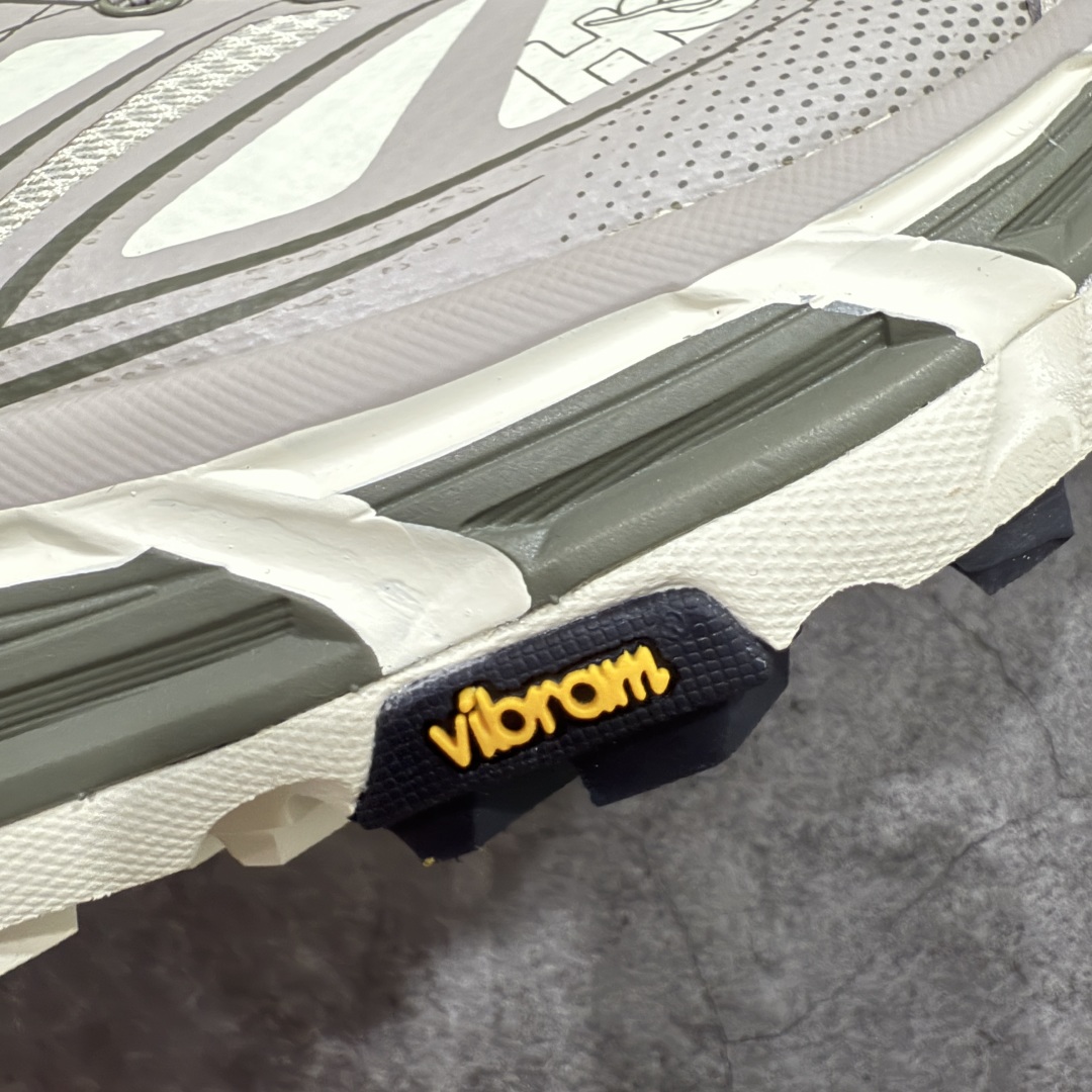 图片[4]-【GX越南版】HOKA ONE ONE Mafate Speed 2 Low 玛法特2代系列低帮轻量户外越野休闲运动慢跑鞋 上脚赞到报爆 轻盈舒适 鞋面采用超轻的无缝架构 轻薄的TPU贴在透气的鞋面材料上 减轻重量同时也保证了支撑性 鞋底采用滚动平衡技术 引导跑者回归自然步态 祖传的神奇EVA材质中底依旧是一如既往地表现优秀 能提供充足的缓震 作为HOKA家的越野跑鞋 VIBRAM 橡胶大底也是必不可少的 即便在复杂湿滑的地形 依旧能有良好的抓地力及稳定性 鞋带采用了弹性不易松脱的扁宽弹性鞋带 前掌与中掌部分也进行了加宽 也更加适合亚洲人的脚型 是一款十分全面且足够强悍的户外硬核越野鞋 日常搭配的话短裤是基本不挑 阔腿裤 工装裤以及各种长筒牛仔裤都可以 尺码：36 36.5 37.5 38 38.5 39 40 40.5 41 42 42.5 43 44 44.5 45-选品中心