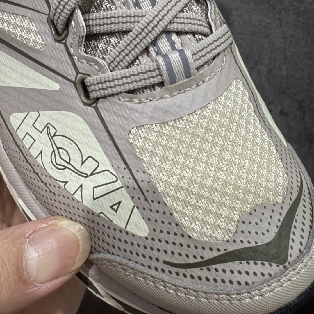 图片[5]-【GX越南版】HOKA ONE ONE Mafate Speed 2 Low 玛法特2代系列低帮轻量户外越野休闲运动慢跑鞋 上脚赞到报爆 轻盈舒适 鞋面采用超轻的无缝架构 轻薄的TPU贴在透气的鞋面材料上 减轻重量同时也保证了支撑性 鞋底采用滚动平衡技术 引导跑者回归自然步态 祖传的神奇EVA材质中底依旧是一如既往地表现优秀 能提供充足的缓震 作为HOKA家的越野跑鞋 VIBRAM 橡胶大底也是必不可少的 即便在复杂湿滑的地形 依旧能有良好的抓地力及稳定性 鞋带采用了弹性不易松脱的扁宽弹性鞋带 前掌与中掌部分也进行了加宽 也更加适合亚洲人的脚型 是一款十分全面且足够强悍的户外硬核越野鞋 日常搭配的话短裤是基本不挑 阔腿裤 工装裤以及各种长筒牛仔裤都可以 尺码：36 36.5 37.5 38 38.5 39 40 40.5 41 42 42.5 43 44 44.5 45-选品中心