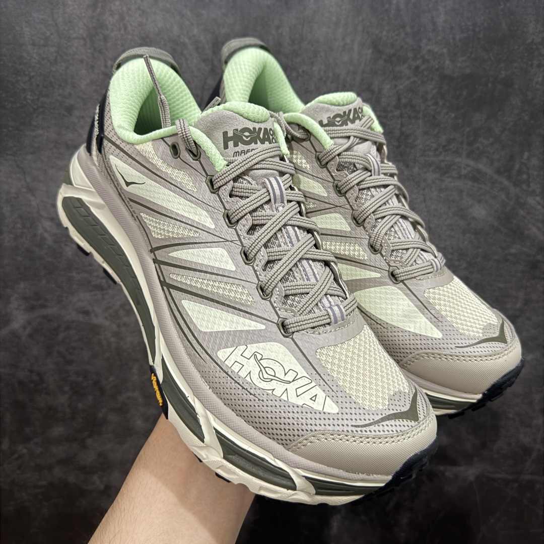 【GX越南版】HOKA ONE ONE Mafate Speed 2 Low 玛法特2代系列低帮轻量户外越野休闲运动慢跑鞋 上脚赞到报爆 轻盈舒适 鞋面采用超轻的无缝架构 轻薄的TPU贴在透气的鞋面材料上 减轻重量同时也保证了支撑性 鞋底采用滚动平衡技术 引导跑者回归自然步态 祖传的神奇EVA材质中底依旧是一如既往地表现优秀 能提供充足的缓震 作为HOKA家的越野跑鞋 VIBRAM 橡胶大底也是必不可少的 即便在复杂湿滑的地形 依旧能有良好的抓地力及稳定性 鞋带采用了弹性不易松脱的扁宽弹性鞋带 前掌与中掌部分也进行了加宽 也更加适合亚洲人的脚型 是一款十分全面且足够强悍的户外硬核越野鞋 日常搭配的话短裤是基本不挑 阔腿裤 工装裤以及各种长筒牛仔裤都可以 尺码:36 36.5 37.5 38 38.5 39 40 40.5 41 42 42.5 43 44 44.5 45-选品中心