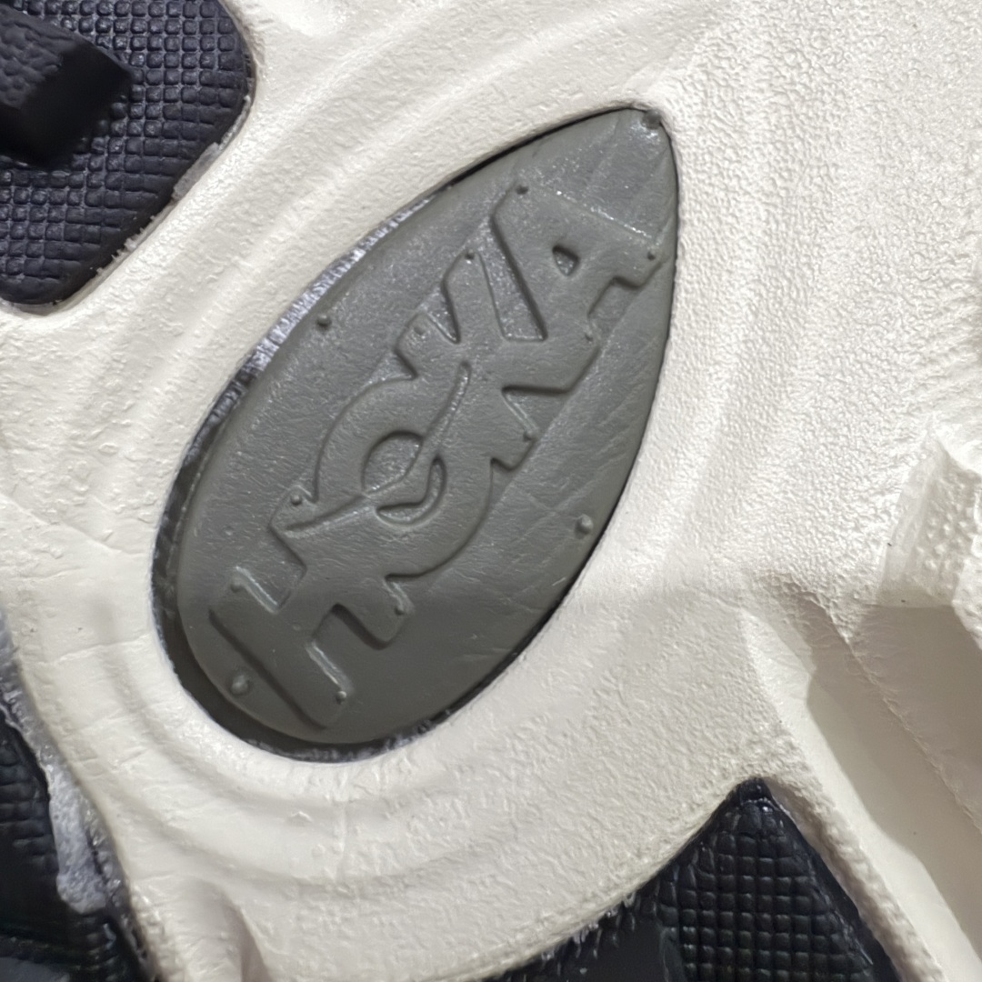 图片[9]-【GX越南版】HOKA ONE ONE Mafate Speed 2 Low 玛法特2代系列低帮轻量户外越野休闲运动慢跑鞋 上脚赞到报爆 轻盈舒适 鞋面采用超轻的无缝架构 轻薄的TPU贴在透气的鞋面材料上 减轻重量同时也保证了支撑性 鞋底采用滚动平衡技术 引导跑者回归自然步态 祖传的神奇EVA材质中底依旧是一如既往地表现优秀 能提供充足的缓震 作为HOKA家的越野跑鞋 VIBRAM 橡胶大底也是必不可少的 即便在复杂湿滑的地形 依旧能有良好的抓地力及稳定性 鞋带采用了弹性不易松脱的扁宽弹性鞋带 前掌与中掌部分也进行了加宽 也更加适合亚洲人的脚型 是一款十分全面且足够强悍的户外硬核越野鞋 日常搭配的话短裤是基本不挑 阔腿裤 工装裤以及各种长筒牛仔裤都可以 尺码：36 36.5 37.5 38 38.5 39 40 40.5 41 42 42.5 43 44 44.5 45-选品中心