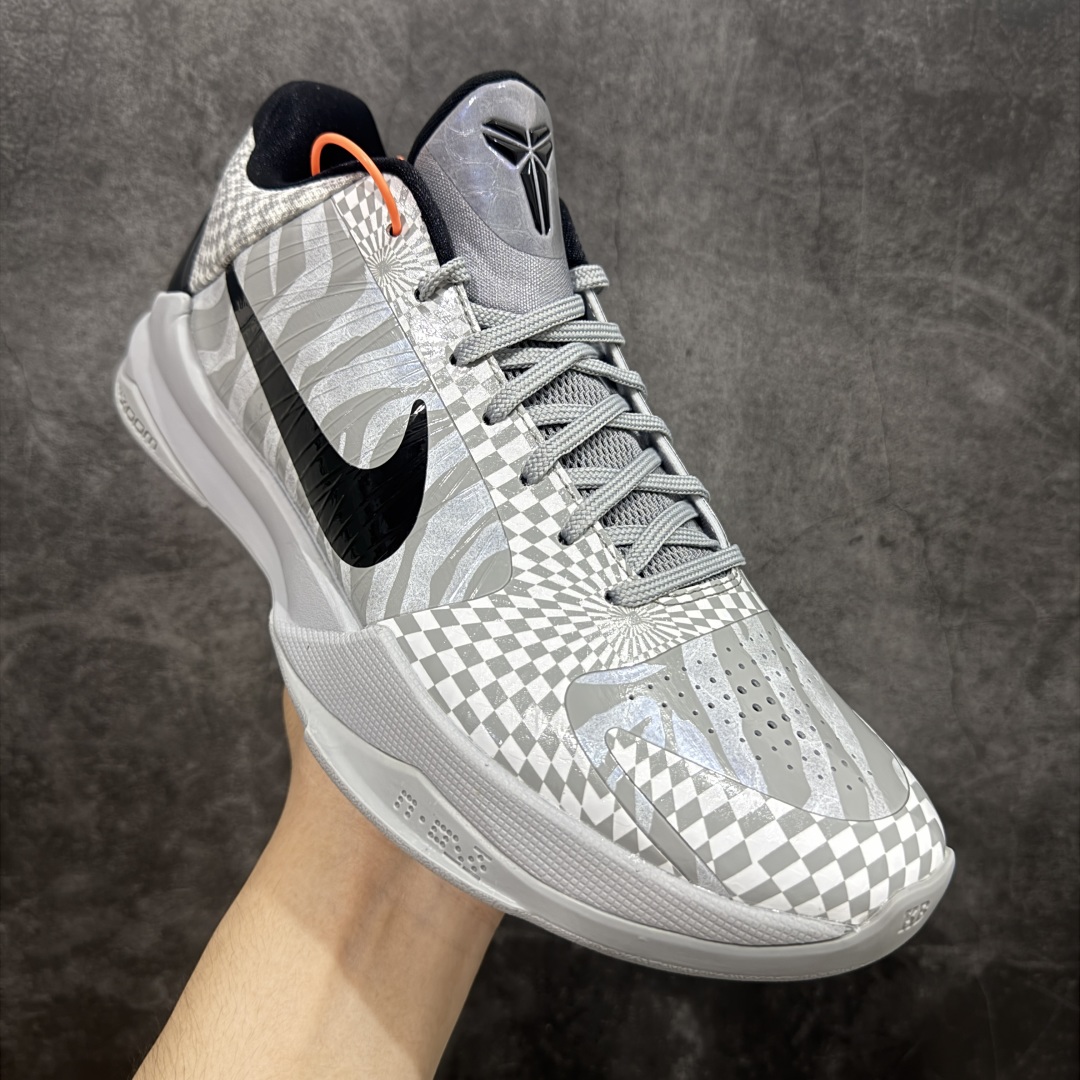 图片[3]-【Star版本】Nike Zoom Kobe 5 Protro \”Zebra\” 白灰斑马 货号：CD4991-003 完美复刻公司货 前掌超大Zoom Turbo气垫 后掌EVA缓震 真正的原汁原味 还原ZP脚感 全身鞋材卡料色独家定制 唯一正确喷漆工艺Swoosh 正确凹凸蛇鳞工艺 正确鞋面渐变效果 内全置真动飞态线 独立原厂模具 最大尺码达到48.5码 首批不拼图大几率过验 亲测已过 支持各种高强度实战 无需担心 上脚价 补货周期极长 脚宽建议买大半码 科比系列前掌偏窄 不影响二次销售 支持七天无理由退换 尺码：40 40.5 41 42 42.5 43 44 44.5 45 45.5 46 47.5 48.5-选品中心