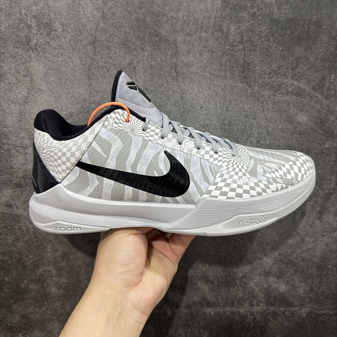 【Star版本】Nike Zoom Kobe 5 Protro \”Zebra\” 白灰斑马 货号：CD4991-003 完美复刻公司货 前掌超大Zoom Turbo气垫 后掌EVA缓震 真正的原汁原味 还原ZP脚感 全身鞋材卡料色独家定制 唯一正确喷漆工艺Swoosh 正确凹凸蛇鳞工艺 正确鞋面渐变效果 内全置真动飞态线 独立原厂模具 最大尺码达到48.5码 首批不拼图大几率过验 亲测已过 支持各种高强度实战 无需担心 上脚价 补货周期极长 脚宽建议买大半码 科比系列前掌偏窄 不影响二次销售 支持七天无理由退换 尺码：40 40.5 41 42 42.5 43 44 44.5 45 45.5 46 47.5 48.5-选品中心