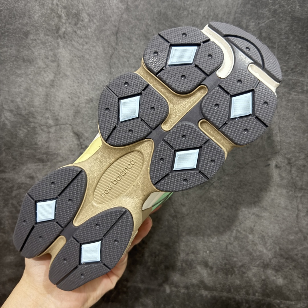 图片[9]-【纯原版】 New Balance NB9060 联名款 复古休闲运动慢跑鞋 黑白色U9060TMA 全套原楦原纸板原厂数据开发 进口三明治网面 原装进口翻毛皮料正确绒感卡色 正确中底拉帮中底网布细节 原厂标裁 带紫光防伪 定制后跟透明水晶模块 冲裁组合 大底贴合程度胶水上色把控完美 整洁度挑战全网艺术家 多道序QC把关品质完善 匠心打造 耗时两个月开发完成 工艺极其复杂难度可想而知 新开独立私模大底 全网唯一正确六层组合大底 高端零售专供产物 尺码：36 37 37.5 38 38.5 39 40 40.5 41 42 42.5 43 44 45 46.5-选品中心