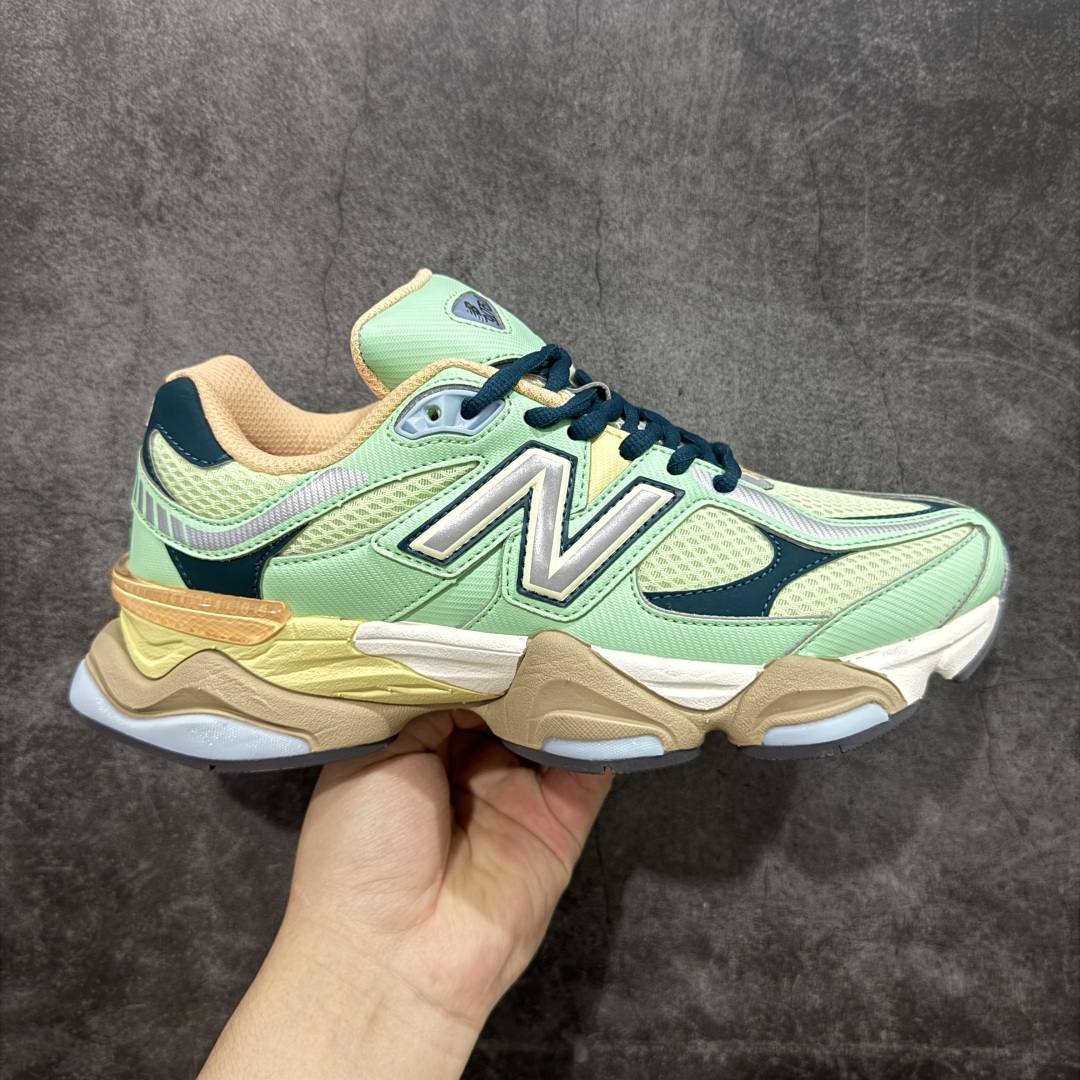 【纯原版】 New Balance NB9060 联名款 复古休闲运动慢跑鞋 黑白色U9060TMA 全套原楦原纸板原厂数据开发 进口三明治网面 原装进口翻毛皮料正确绒感卡色 正确中底拉帮中底网布细节 原厂标裁 带紫光防伪 定制后跟透明水晶模块 冲裁组合 大底贴合程度胶水上色把控完美 整洁度挑战全网艺术家 多道序QC把关品质完善 匠心打造 耗时两个月开发完成 工艺极其复杂难度可想而知 新开独立私模大底 全网唯一正确六层组合大底 高端零售专供产物 尺码:36 37 37.5 38 38.5 39 40 40.5 41 42 42.5 43 44 45 46.5-选品中心