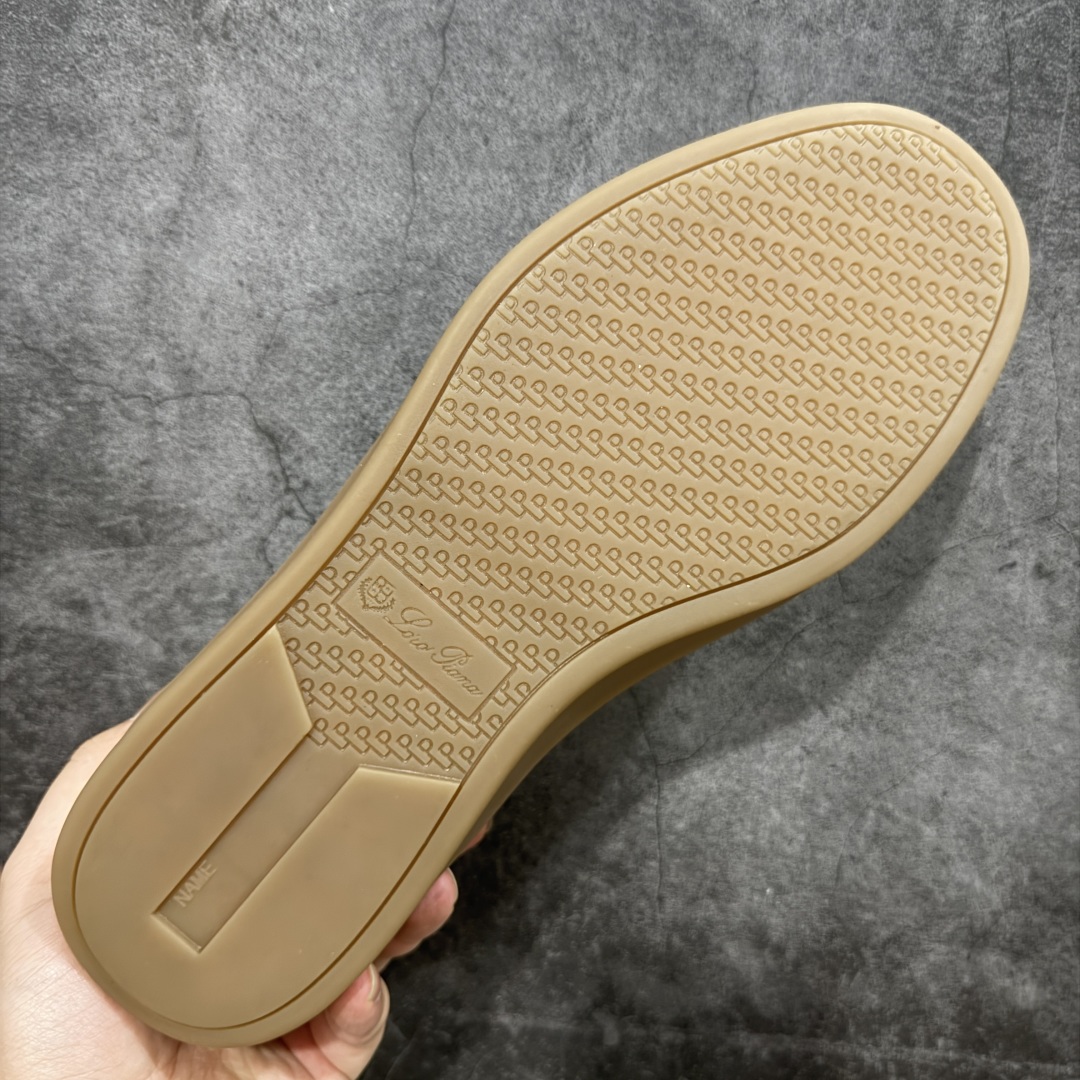 图片[9]-【佛山超A版】Loro Piana LP Tennis Walk Low 生活系列低帮复古百搭德训风休闲运动板鞋 意大利顶级奢侈品牌·诺悠翩雅 这款新款绒面革网球鞋采用超低帮设计 适合全年穿着 并具有防水性能 包边鞋底营造轻松迷人的色彩组合 将功能性与低调个性风格和谐融合 打造都市着装的理想鞋履选择 鞋跟处饰以Kummel色嵌片 柔软小牛皮鞋舌 压印LP徽标 棉质鞋带材质 鞋面：牛剖层绒面革 鞋底：橡胶 衬里：牛皮革 尺码： 39 40 41 42 43 44 45-选品中心