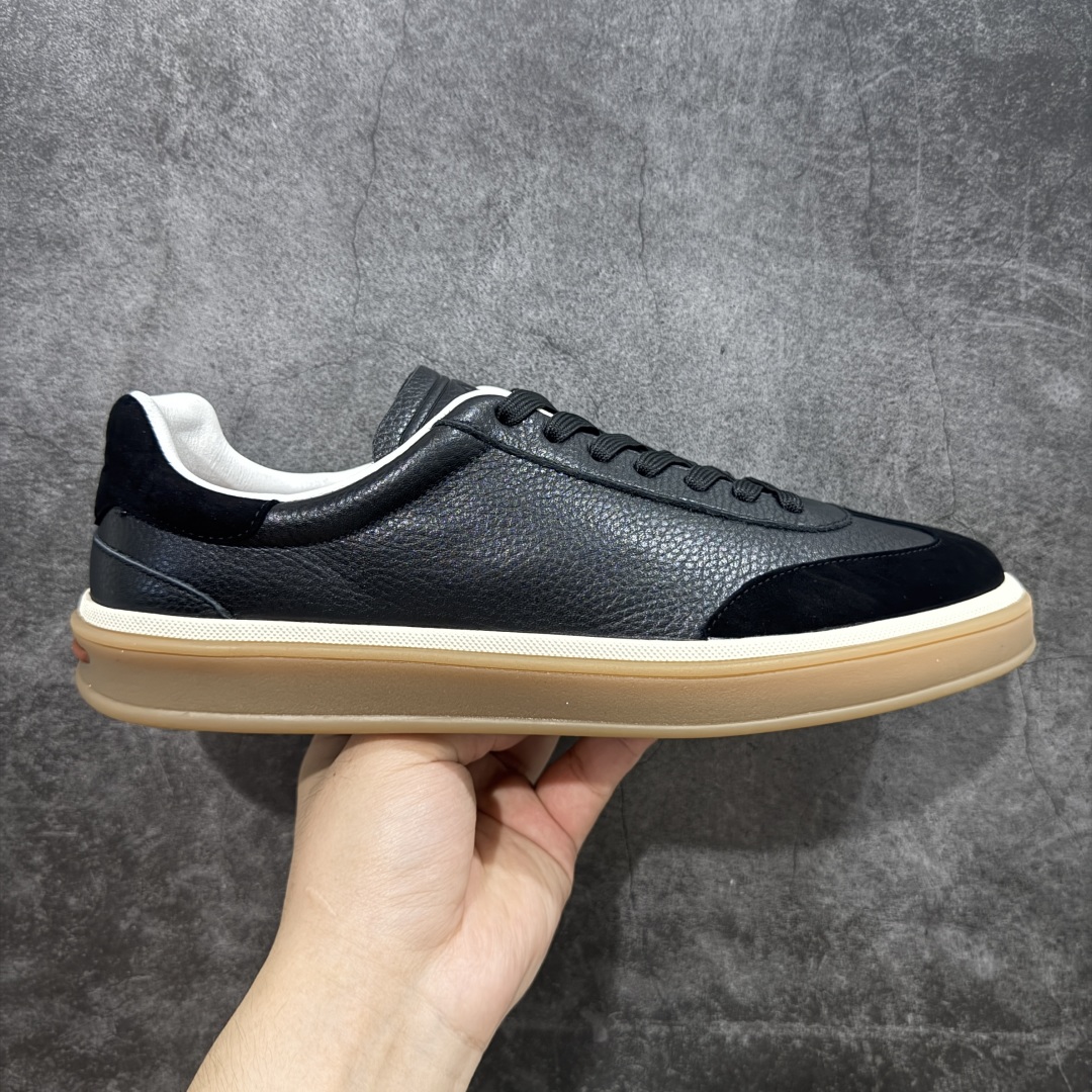 【佛山超A版】Loro Piana LP Tennis Walk Low 生活系列低帮复古百搭德训风休闲运动板鞋 意大利顶级奢侈品牌·诺悠翩雅 这款新款绒面革网球鞋采用超低帮设计 适合全年穿着 并具有防水性能 包边鞋底营造轻松迷人的色彩组合 将功能性与低调个性风格和谐融合 打造都市着装的理想鞋履选择 鞋跟处饰以Kummel色嵌片 柔软小牛皮鞋舌 压印LP徽标 棉质鞋带材质 鞋面：牛剖层绒面革 鞋底：橡胶 衬里：牛皮革 尺码： 39 40 41 42 43 44 45-选品中心
