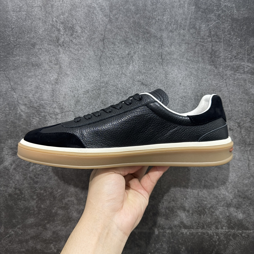 图片[2]-【佛山超A版】Loro Piana LP Tennis Walk Low 生活系列低帮复古百搭德训风休闲运动板鞋 意大利顶级奢侈品牌·诺悠翩雅 这款新款绒面革网球鞋采用超低帮设计 适合全年穿着 并具有防水性能 包边鞋底营造轻松迷人的色彩组合 将功能性与低调个性风格和谐融合 打造都市着装的理想鞋履选择 鞋跟处饰以Kummel色嵌片 柔软小牛皮鞋舌 压印LP徽标 棉质鞋带材质 鞋面：牛剖层绒面革 鞋底：橡胶 衬里：牛皮革 尺码： 39 40 41 42 43 44 45-选品中心