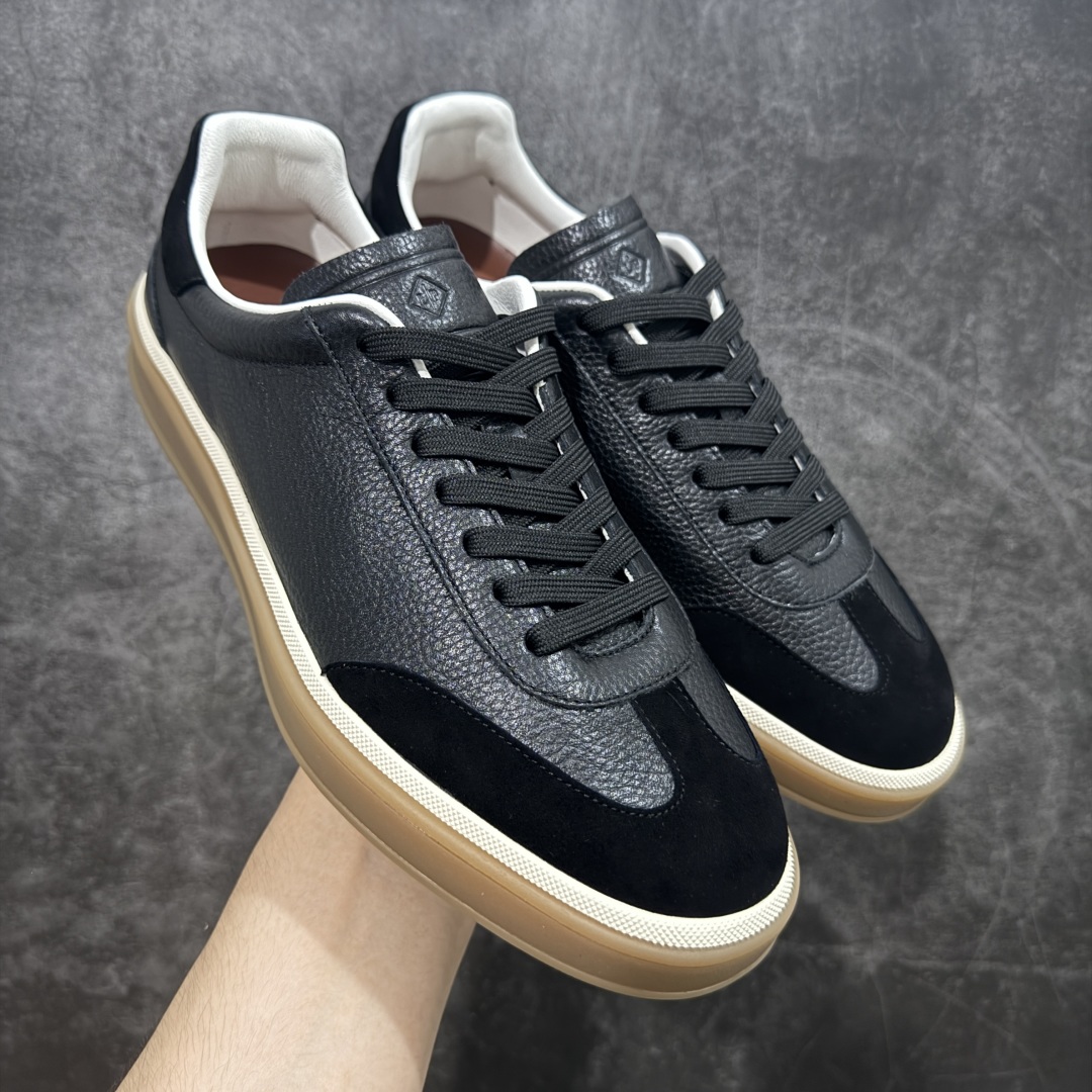 【佛山超A版】Loro Piana LP Tennis Walk Low 生活系列低帮复古百搭德训风休闲运动板鞋 意大利顶级奢侈品牌·诺悠翩雅 这款新款绒面革网球鞋采用超低帮设计 适合全年穿着 并具有防水性能 包边鞋底营造轻松迷人的色彩组合 将功能性与低调个性风格和谐融合 打造都市着装的理想鞋履选择 鞋跟处饰以Kummel色嵌片 柔软小牛皮鞋舌 压印LP徽标 棉质鞋带材质 鞋面:牛剖层绒面革 鞋底:橡胶 衬里:牛皮革 尺码: 39 40 41 42 43 44 45-选品中心