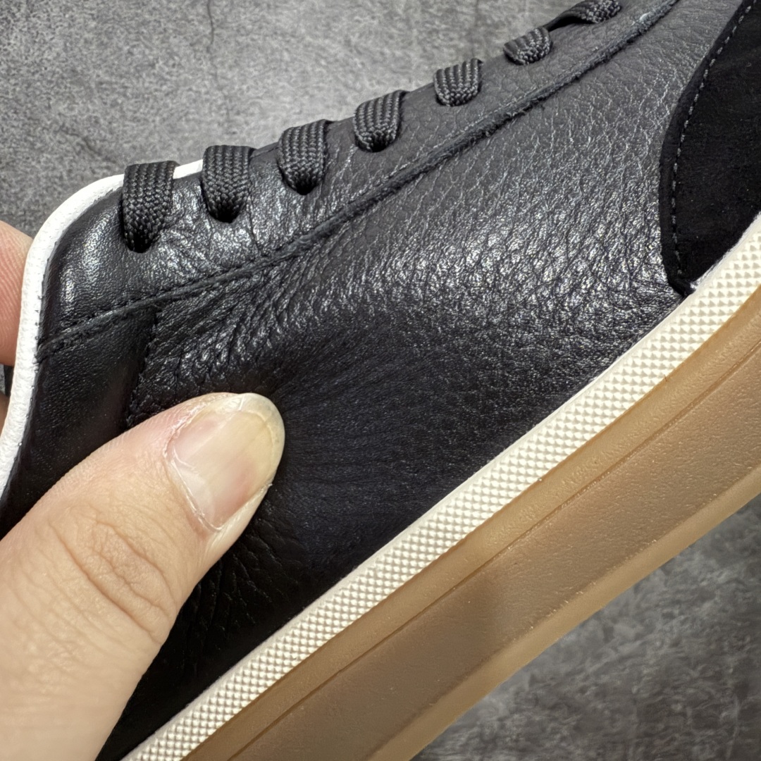 图片[3]-【佛山超A版】Loro Piana LP Tennis Walk Low 生活系列低帮复古百搭德训风休闲运动板鞋 意大利顶级奢侈品牌·诺悠翩雅 这款新款绒面革网球鞋采用超低帮设计 适合全年穿着 并具有防水性能 包边鞋底营造轻松迷人的色彩组合 将功能性与低调个性风格和谐融合 打造都市着装的理想鞋履选择 鞋跟处饰以Kummel色嵌片 柔软小牛皮鞋舌 压印LP徽标 棉质鞋带材质 鞋面：牛剖层绒面革 鞋底：橡胶 衬里：牛皮革 尺码： 39 40 41 42 43 44 45-选品中心