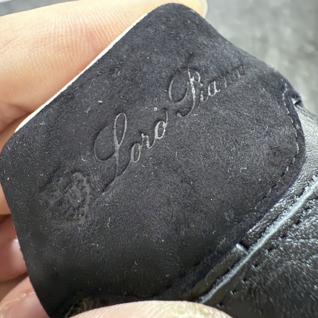 图片[2]-【佛山超A版】Loro Piana LP Tennis Walk Low 生活系列低帮复古百搭德训风休闲运动板鞋 意大利顶级奢侈品牌·诺悠翩雅 这款新款绒面革网球鞋采用超低帮设计 适合全年穿着 并具有防水性能 包边鞋底营造轻松迷人的色彩组合 将功能性与低调个性风格和谐融合 打造都市着装的理想鞋履选择 鞋跟处饰以Kummel色嵌片 柔软小牛皮鞋舌 压印LP徽标 棉质鞋带材质 鞋面：牛剖层绒面革 鞋底：橡胶 衬里：牛皮革 尺码： 39 40 41 42 43 44 45-选品中心