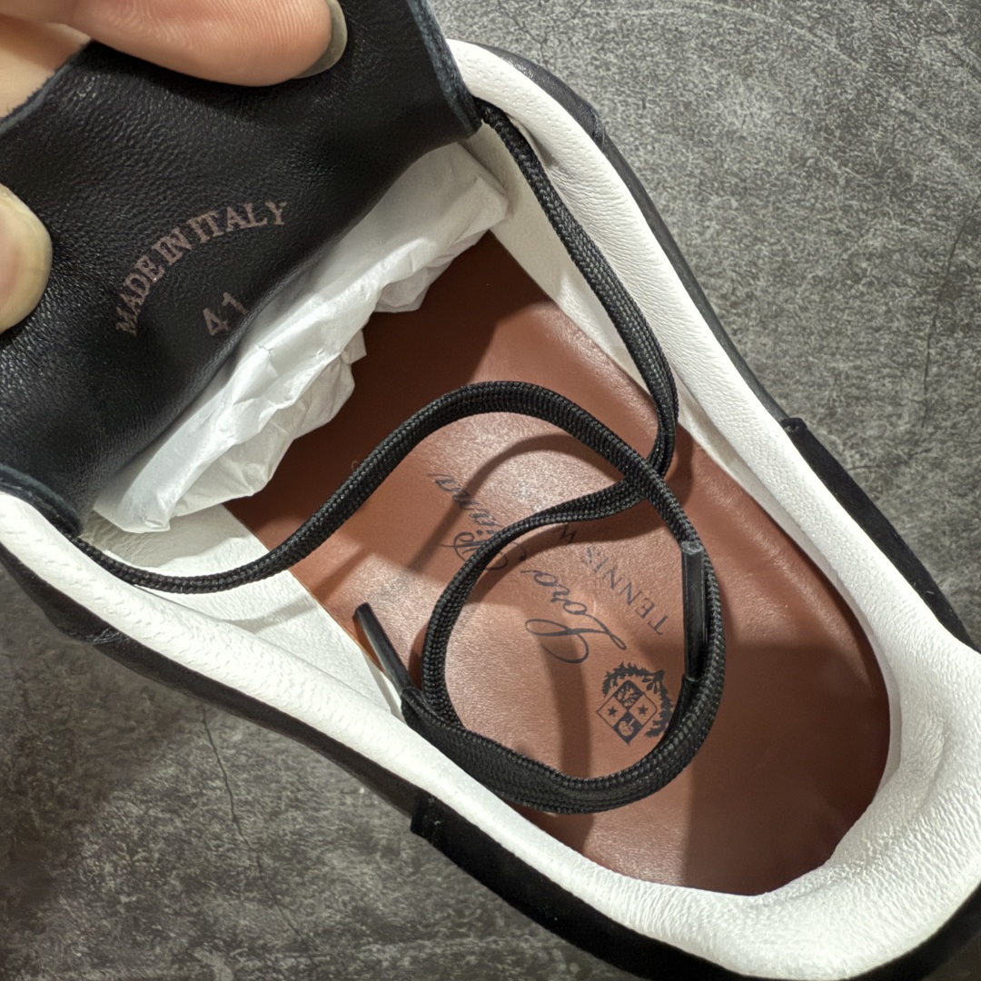 图片[6]-【佛山超A版】Loro Piana LP Tennis Walk Low 生活系列低帮复古百搭德训风休闲运动板鞋 意大利顶级奢侈品牌·诺悠翩雅 这款新款绒面革网球鞋采用超低帮设计 适合全年穿着 并具有防水性能 包边鞋底营造轻松迷人的色彩组合 将功能性与低调个性风格和谐融合 打造都市着装的理想鞋履选择 鞋跟处饰以Kummel色嵌片 柔软小牛皮鞋舌 压印LP徽标 棉质鞋带材质 鞋面：牛剖层绒面革 鞋底：橡胶 衬里：牛皮革 尺码： 39 40 41 42 43 44 45-选品中心