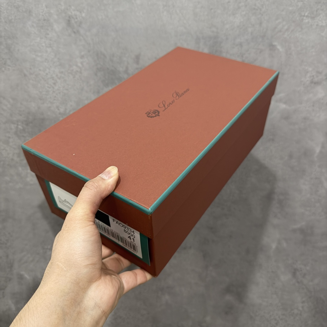 图片[9]-【佛山超A版】Loro Piana LP Tennis Walk Low 生活系列低帮复古百搭德训风休闲运动板鞋 意大利顶级奢侈品牌·诺悠翩雅 这款新款绒面革网球鞋采用超低帮设计 适合全年穿着 并具有防水性能 包边鞋底营造轻松迷人的色彩组合 将功能性与低调个性风格和谐融合 打造都市着装的理想鞋履选择 鞋跟处饰以Kummel色嵌片 柔软小牛皮鞋舌 压印LP徽标 棉质鞋带材质 鞋面：牛剖层绒面革 鞋底：橡胶 衬里：牛皮革 尺码： 39 40 41 42 43 44 45-选品中心