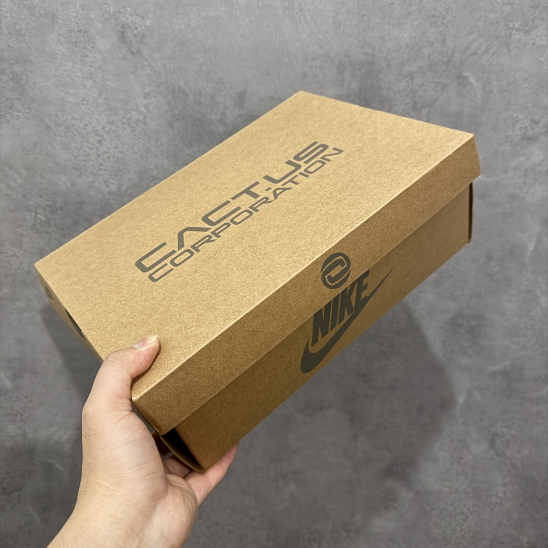 图片[9]-【外贸纯原版】Travis Scott x Nike Air Max 1 \”Saturn Gold\”\’ 复古休闲跑步鞋 小麦色 倒钩 货号：DO9392-700 外贸大厂全新开发出品 多次改良 品质细节完美升级出货 全新原楦档案原纸版数据开发版型 采用同源一致Prime Asia原厂丝光头层磨砂皮革饰片组合原装三明治网布物料 麂皮绒感刷色感十足 原厂材质纯手工复杂串珠效果倒钩子 正确二次成型\’猛帮\’成型工艺❌区别市面版本 升级回弹PU缓震中底材质 全新独家开模底纹橡胶鞋底 尺码：36 36.5 37.5 38 38.5 39 40 40.5 41 42 42.5 43 44 44.5 45 46 47.5（女码后期出货）-选品中心