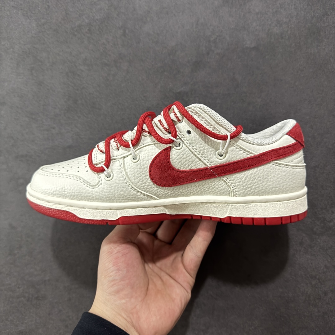 图片[2]-【定制版】Nike SB Dunk Low x Supreme 白红小勾绑带 纯原大厂出品 极力推荐👏 原装头层材料 独家版型蒸餾加工 帶來的是更好的视觉和脚感体验 大厂纯原品质出货 清洁度 电绣工艺 皮料切割干净无任何毛边 细节完美 货号：FX1588 401 尺码：36 36.5 37.5 38 38.5 39 40 40.5 41 42 42.5 43 44 44.5 45-选品中心
