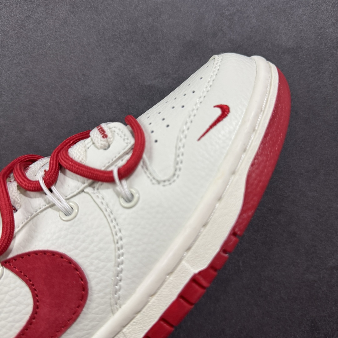 图片[5]-【定制版】Nike SB Dunk Low x Supreme 白红小勾绑带 纯原大厂出品 极力推荐👏 原装头层材料 独家版型蒸餾加工 帶來的是更好的视觉和脚感体验 大厂纯原品质出货 清洁度 电绣工艺 皮料切割干净无任何毛边 细节完美 货号：FX1588 401 尺码：36 36.5 37.5 38 38.5 39 40 40.5 41 42 42.5 43 44 44.5 45-选品中心