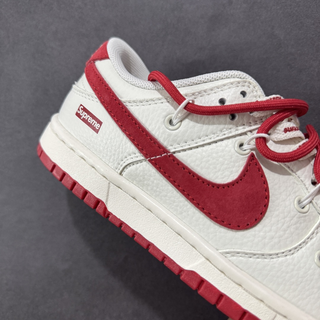 图片[6]-【定制版】Nike SB Dunk Low x Supreme 白红小勾绑带 纯原大厂出品 极力推荐👏 原装头层材料 独家版型蒸餾加工 帶來的是更好的视觉和脚感体验 大厂纯原品质出货 清洁度 电绣工艺 皮料切割干净无任何毛边 细节完美 货号：FX1588 401 尺码：36 36.5 37.5 38 38.5 39 40 40.5 41 42 42.5 43 44 44.5 45-选品中心