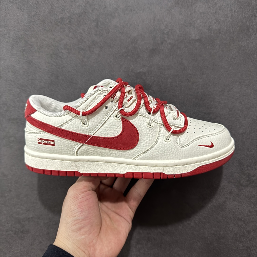 【定制版】Nike SB Dunk Low x Supreme 白红小勾绑带 纯原大厂出品 极力推荐👏 原装头层材料 独家版型蒸餾加工 帶來的是更好的视觉和脚感体验 大厂纯原品质出货 清洁度 电绣工艺 皮料切割干净无任何毛边 细节完美 货号:FX1588 401 尺码:36 36.5 37.5 38 38.5 39 40 40.5 41 42 42.5 43 44 44.5 45-选品中心