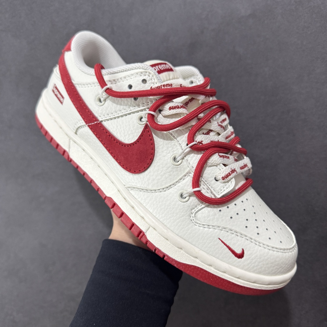 图片[3]-【定制版】Nike SB Dunk Low x Supreme 白红小勾绑带 纯原大厂出品 极力推荐👏 原装头层材料 独家版型蒸餾加工 帶來的是更好的视觉和脚感体验 大厂纯原品质出货 清洁度 电绣工艺 皮料切割干净无任何毛边 细节完美 货号：FX1588 401 尺码：36 36.5 37.5 38 38.5 39 40 40.5 41 42 42.5 43 44 44.5 45-选品中心