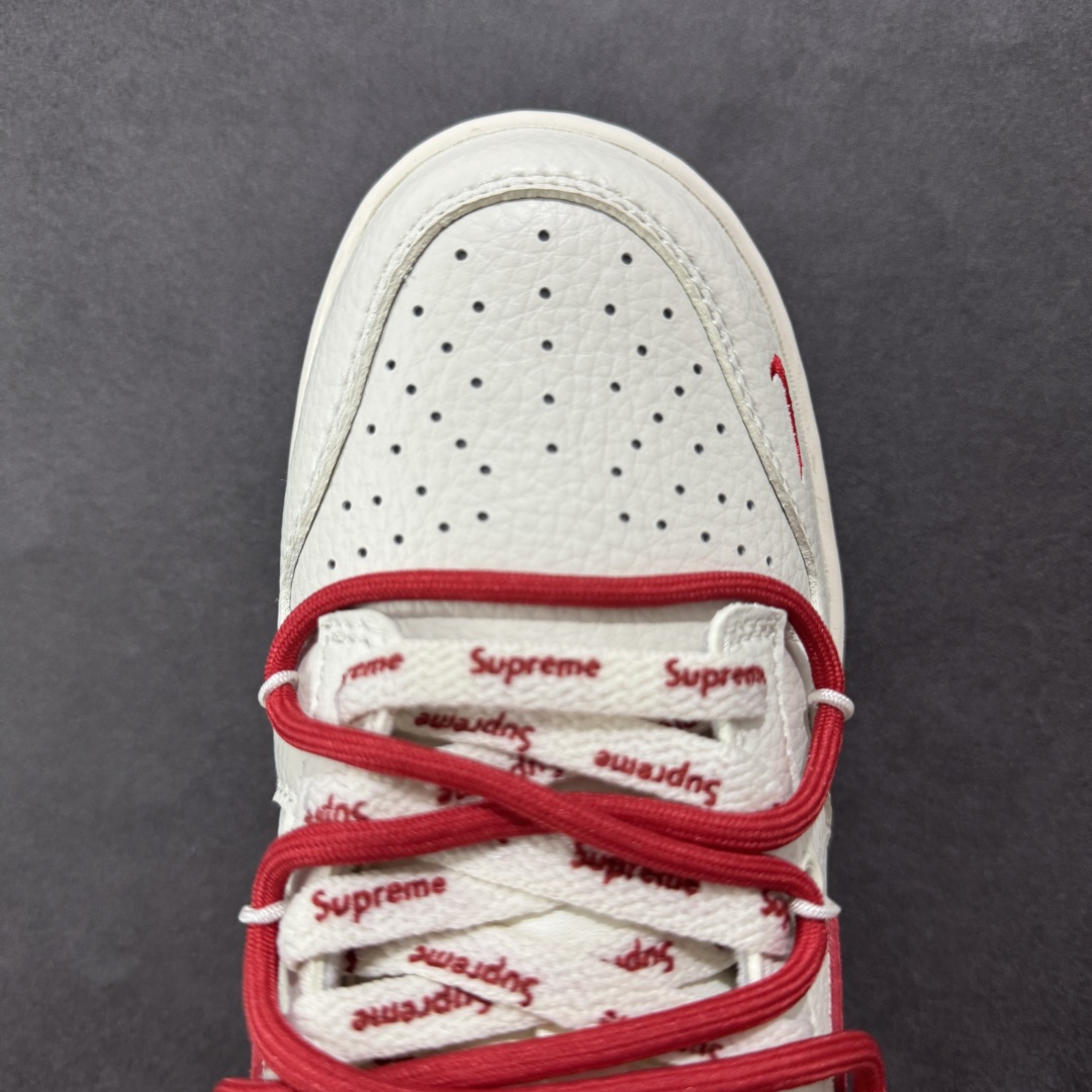 图片[8]-【定制版】Nike SB Dunk Low x Supreme 白红小勾绑带 纯原大厂出品 极力推荐👏 原装头层材料 独家版型蒸餾加工 帶來的是更好的视觉和脚感体验 大厂纯原品质出货 清洁度 电绣工艺 皮料切割干净无任何毛边 细节完美 货号：FX1588 401 尺码：36 36.5 37.5 38 38.5 39 40 40.5 41 42 42.5 43 44 44.5 45-选品中心